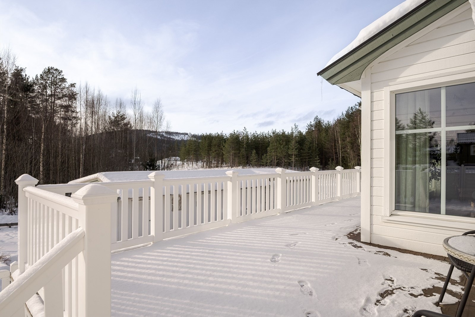 Solid gulvkonstruksjon av tre og rekkverk av PVC. Galleribilde