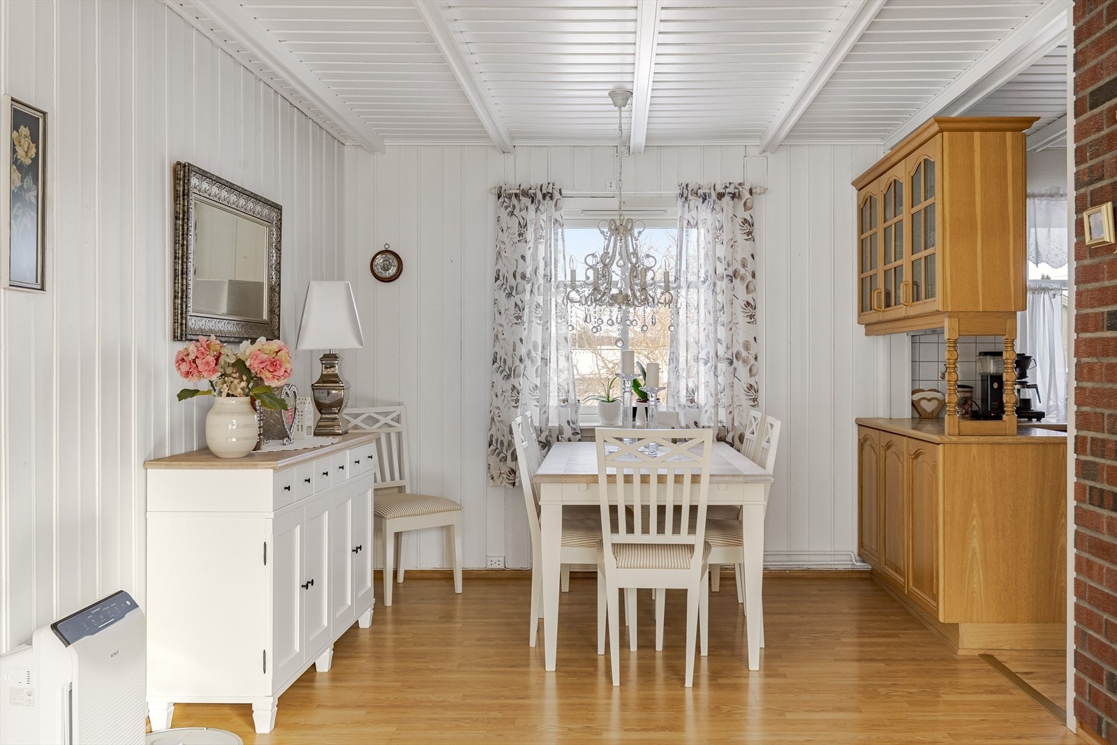 Spisestuen har parkettgulv og panelvegger. Galleribilde