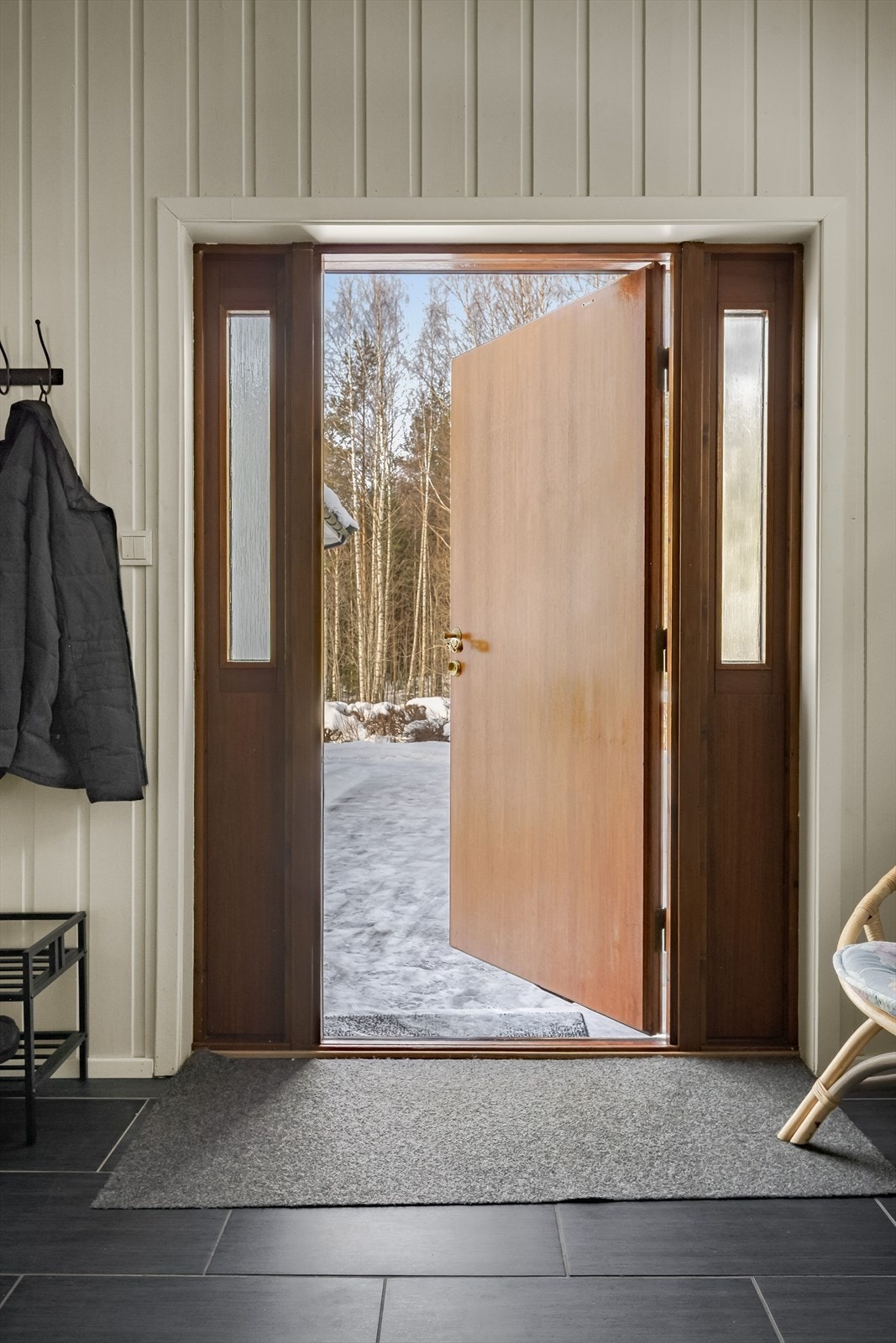 Entredør med sidefelter av glass gir naturlig lysinnslipp. Galleribilde