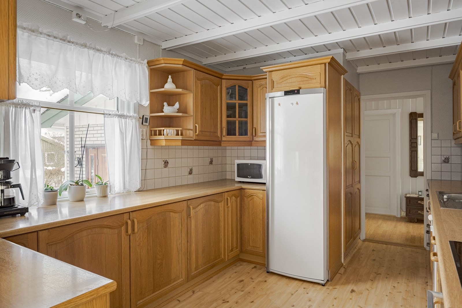 Solid innredning som ble skiftet ut på slutten av 90-tallet. Avsatt plass til frittstående kjøleskap. Galleribilde