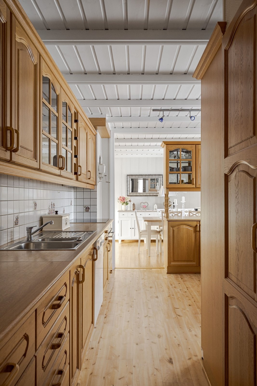 Integrert platetopp og stekeovn, og frittstående oppvaskmaskin. Galleribilde