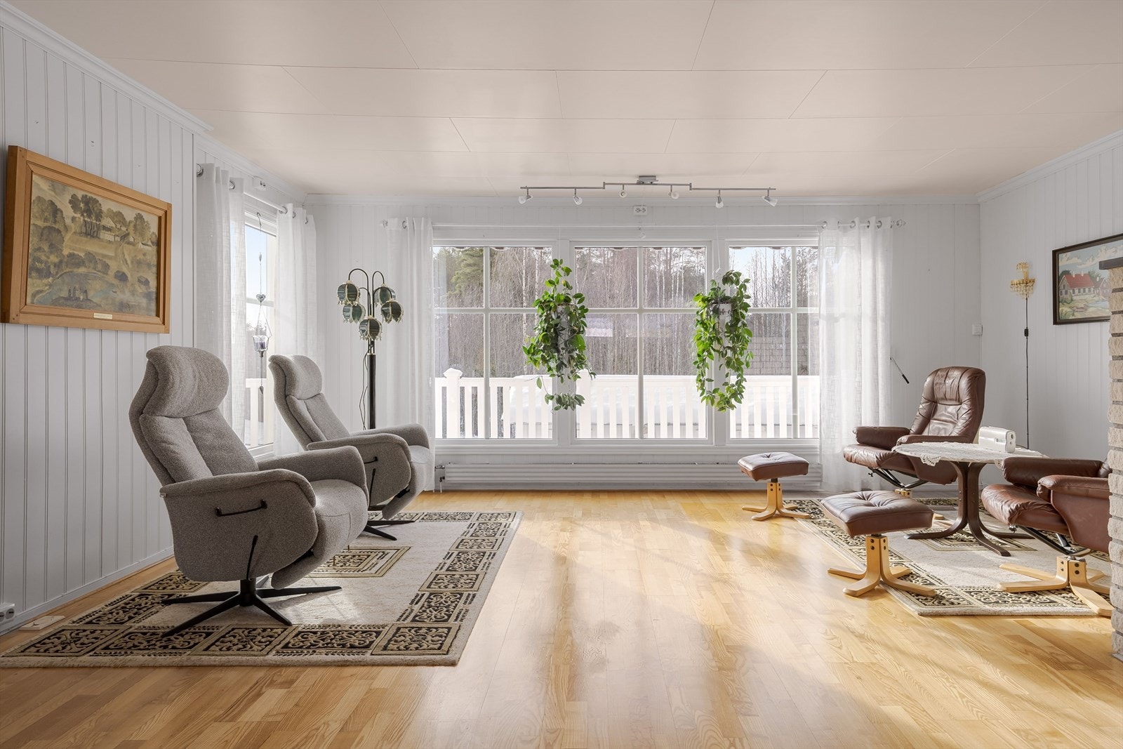 Plass til flere sittegrupper gjør stuen ideell for sosiale sammenkomster. Galleribilde