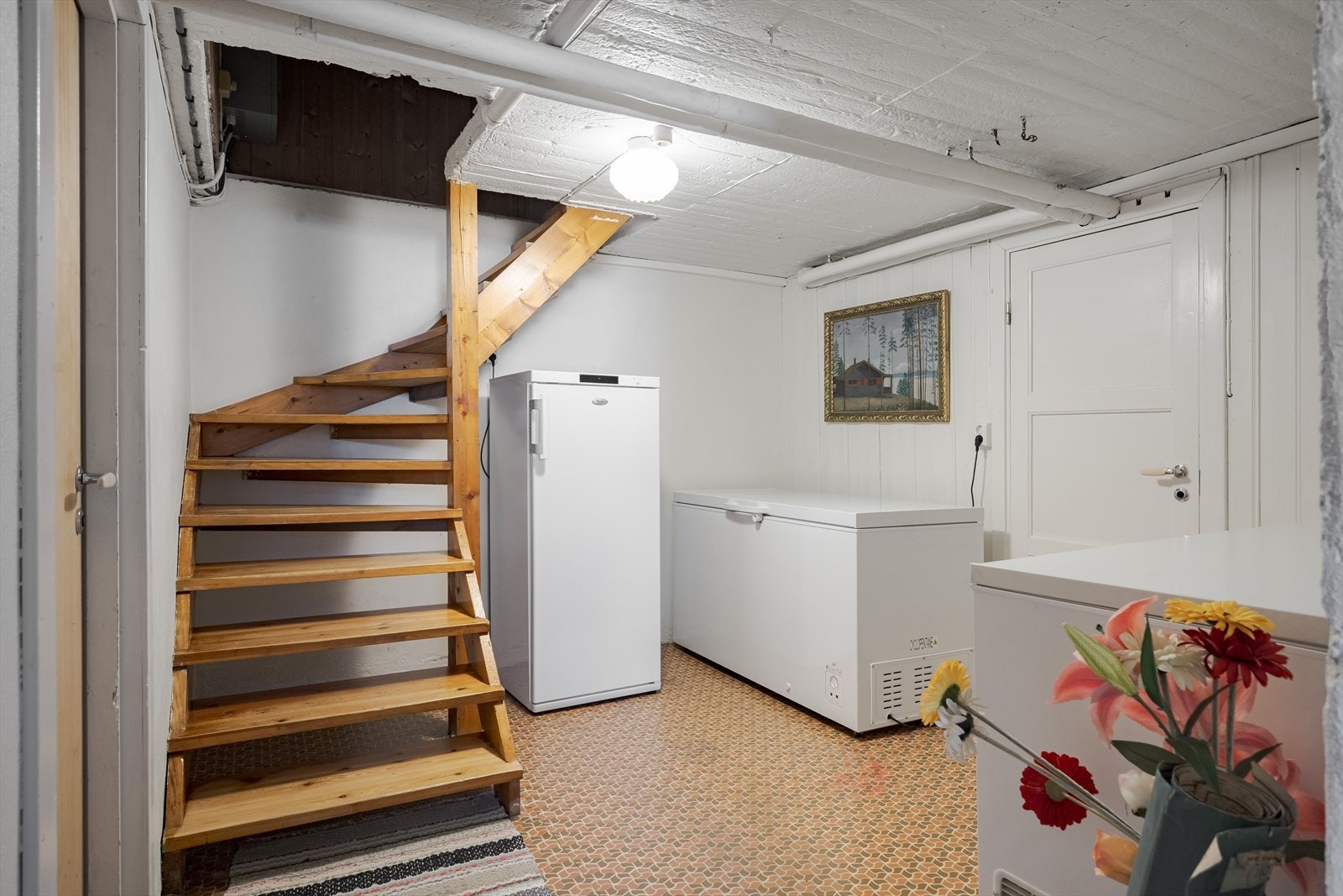 Trapp til sokkeletasje i tre. Galleribilde