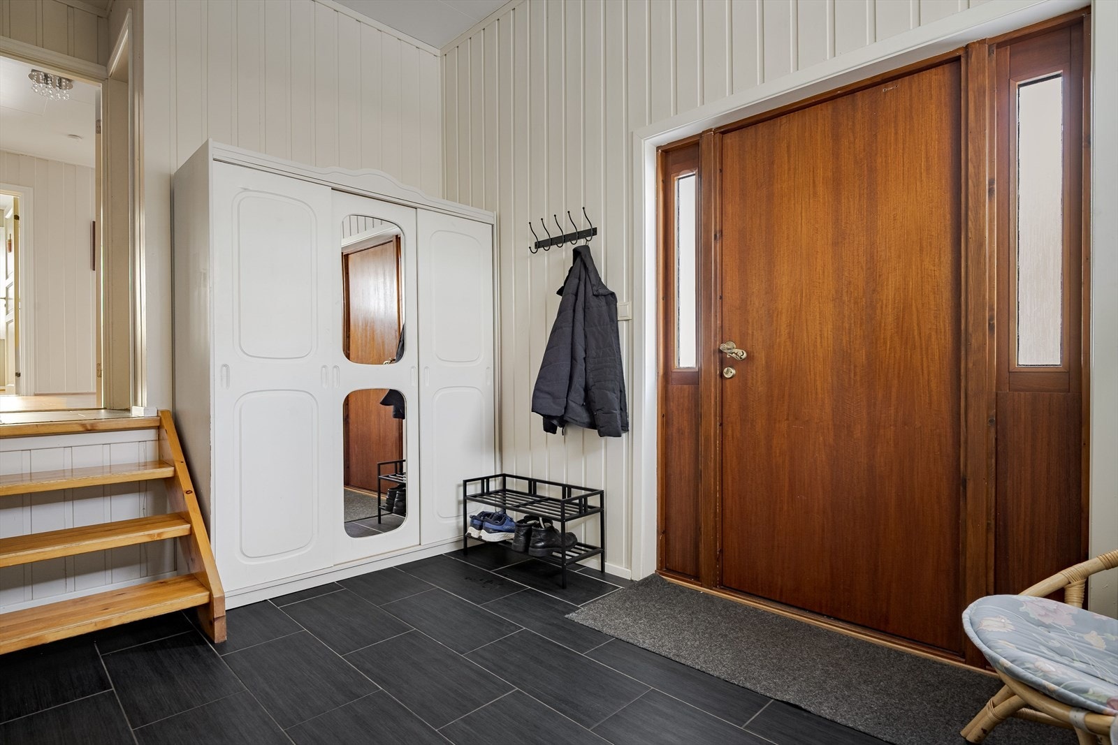 Garderobeskap med plass til ytterklærne og skoene. Galleribilde