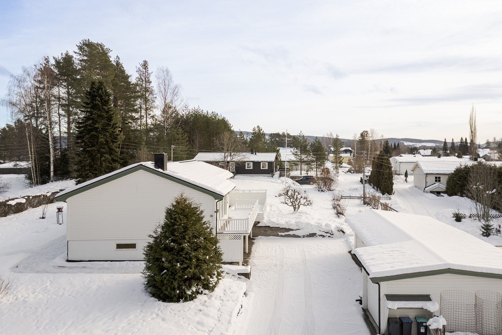 Gårdsplass med god plass til biler og det man måtte ønske. Galleribilde