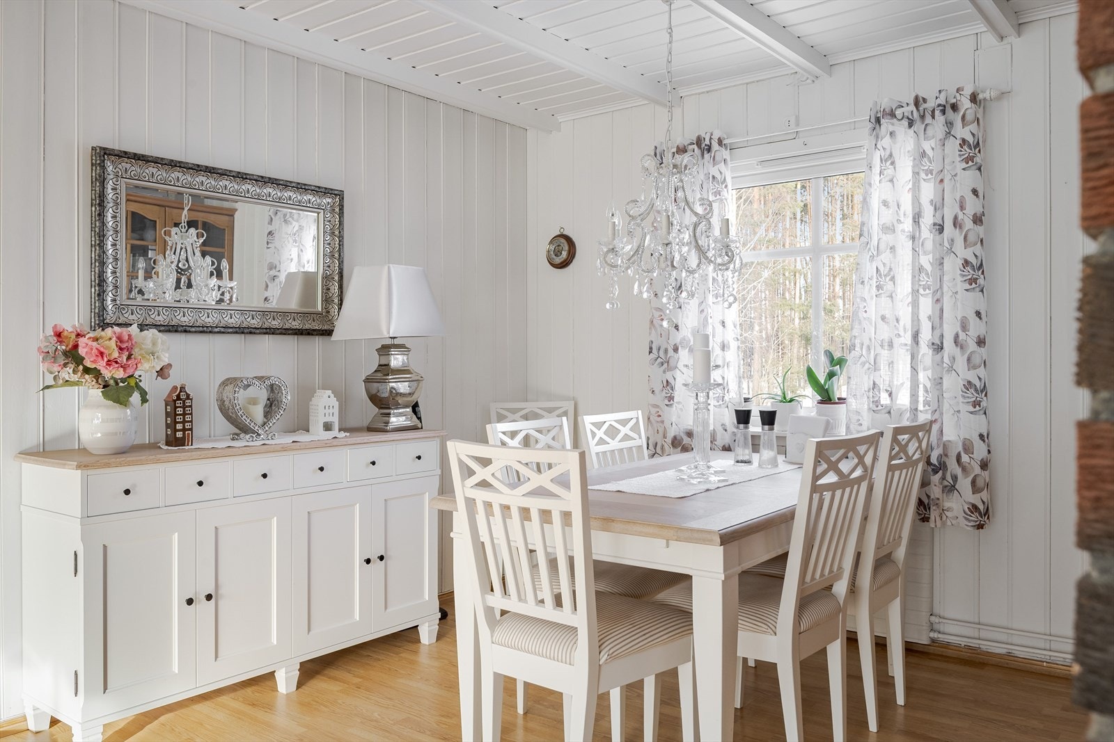 Her kan måltidene nytes mens du ser ut i hagen på baksiden. Galleribilde