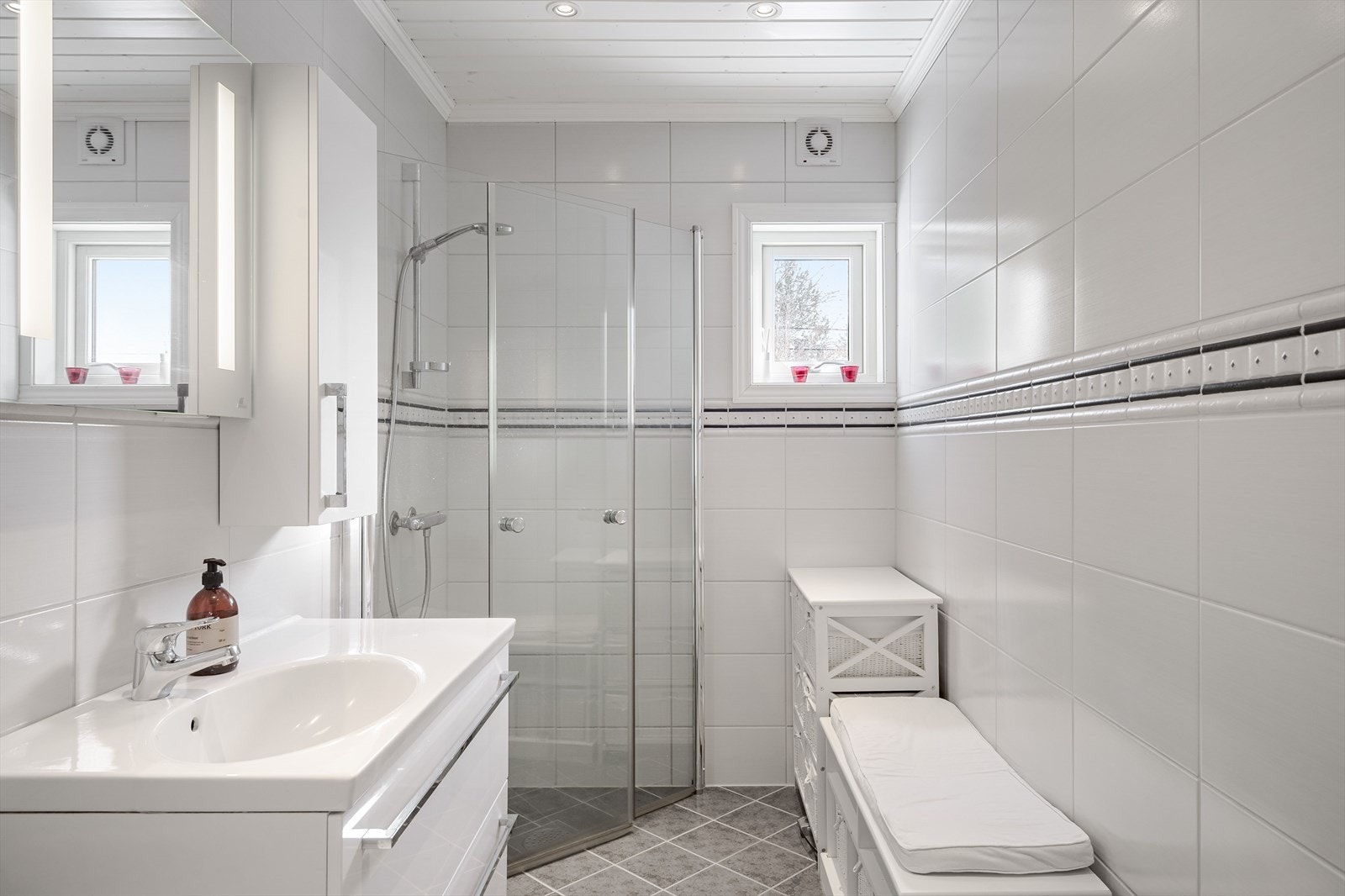 Bad renovert i 2011. Flislagte vegger og gulv. Det er både vannbåren varme og elektriske varmekabler på badet. Galleribilde