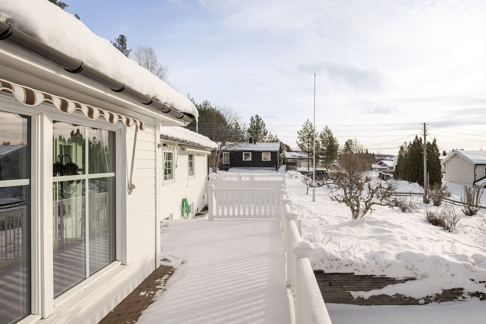 Skjermet og fin terrasse hvor morgensolen og fine dager kan nytes. Galleribilde