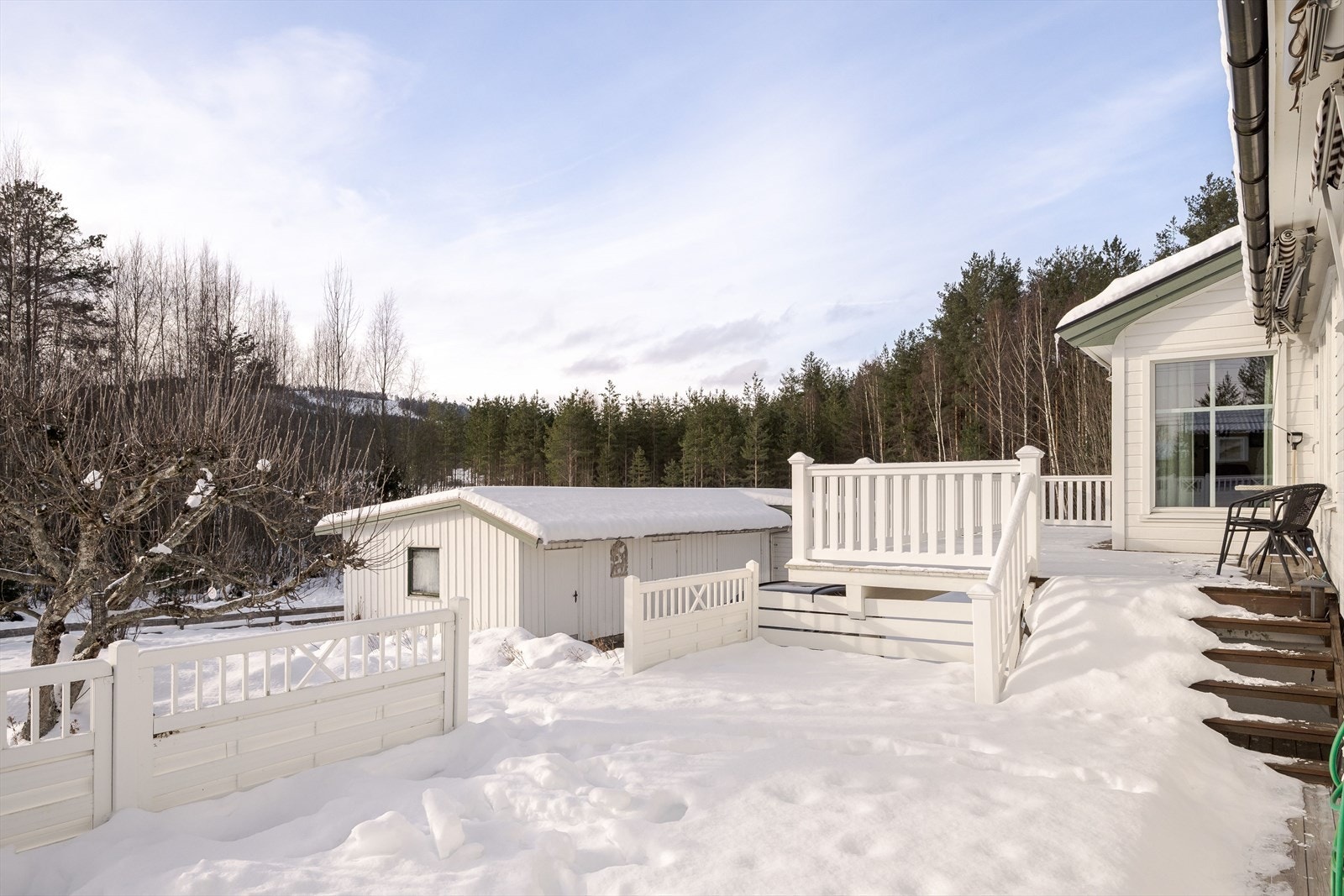 Terrasse med direkte adkomst til hagen. Galleribilde