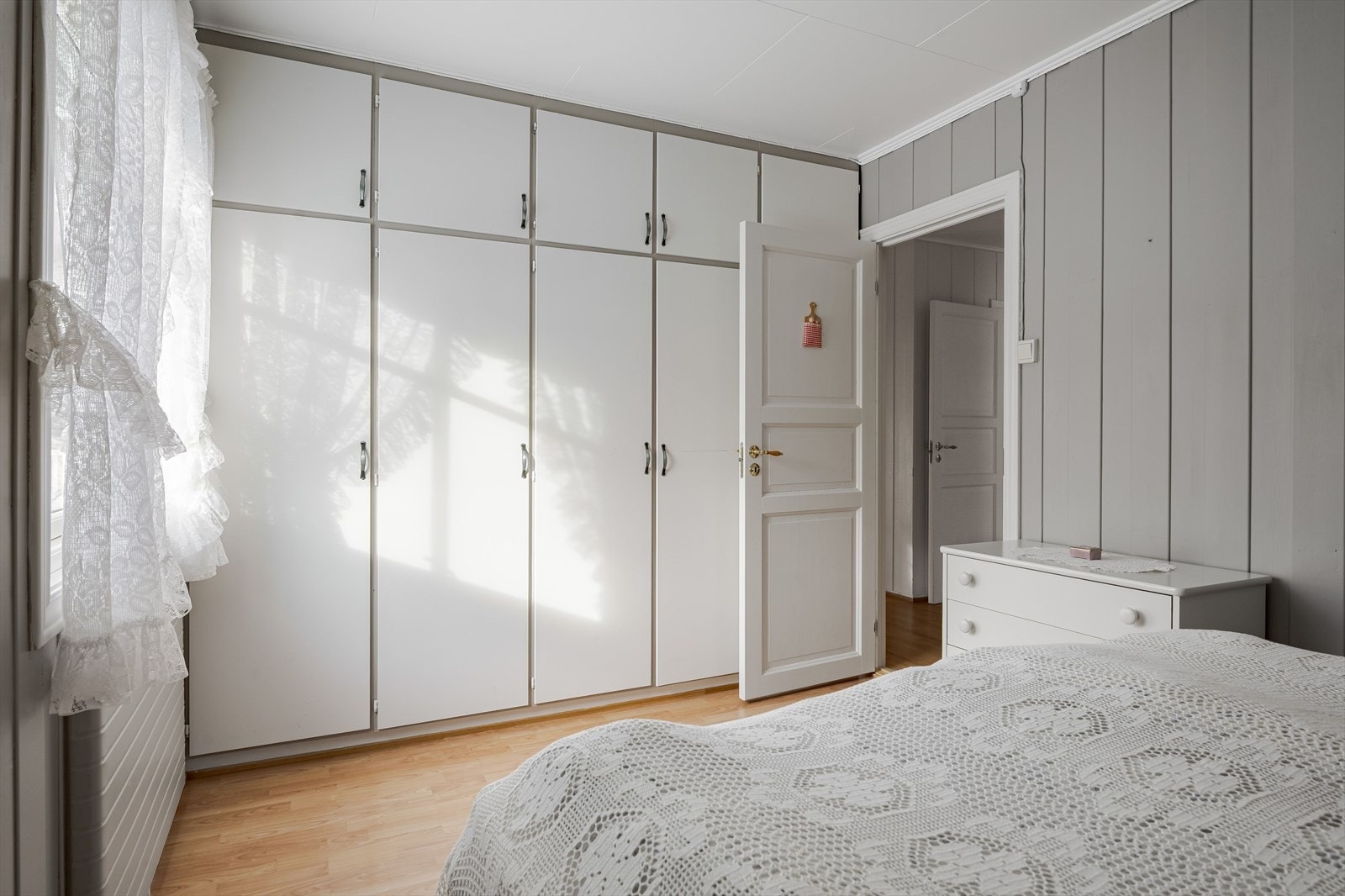 Garderobeskap med takhøye dører, godt med oppbevaringplass. Galleribilde