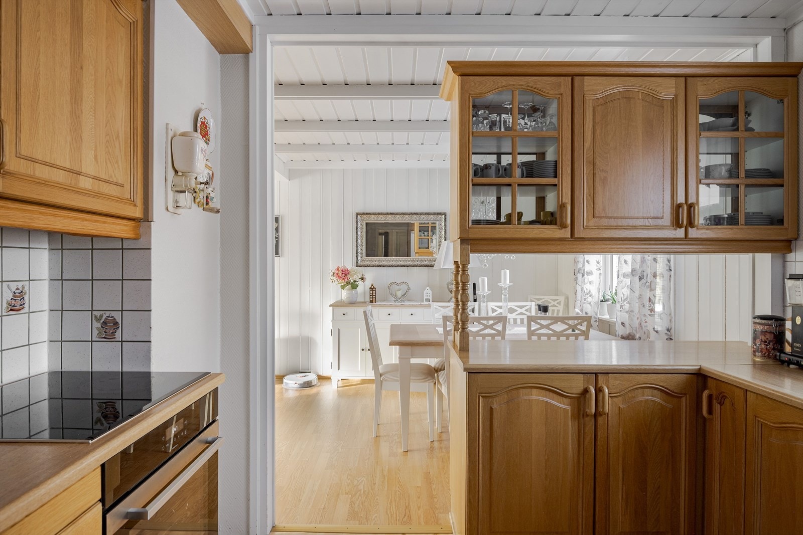 Direkte forbindelse til spisestuen gir en praktisk overgang mellom rommene. Galleribilde