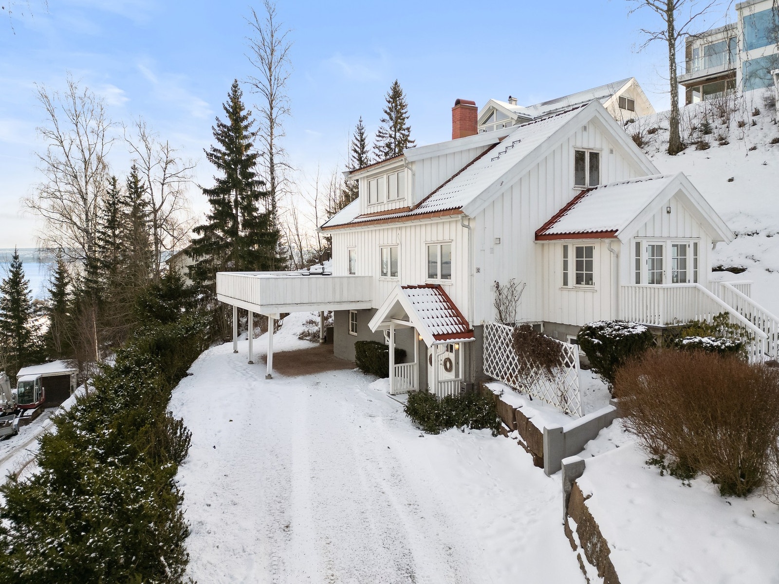 Boligen er oppført i 1949, tilbygget i 2005 og modernisert i flere omganger. Funksjonelt og med en særegen sjarm. Galleribilde