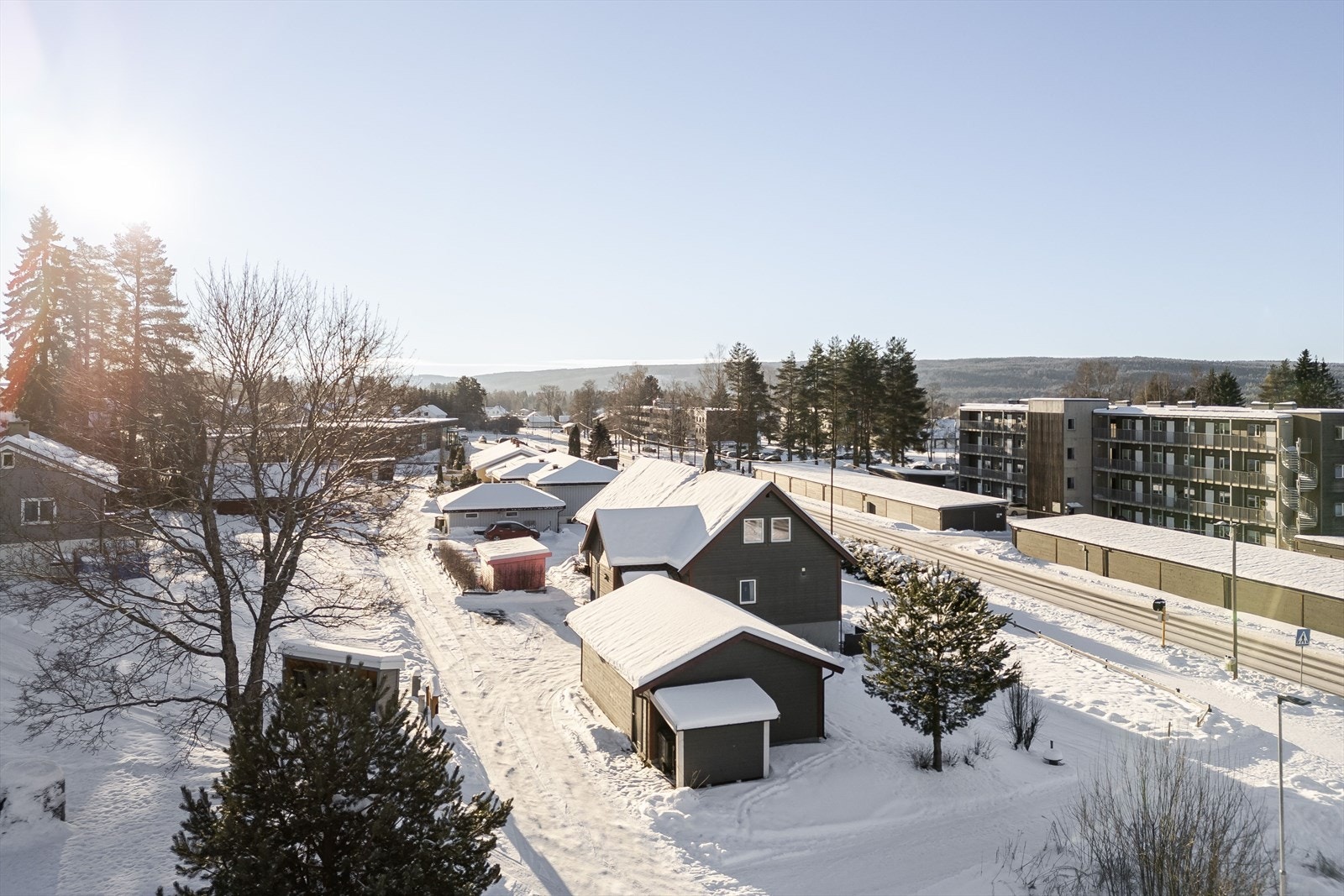 Fra eiendommen er det ca. 350 meter til nærmeste dagligvare, og det er gangavstand både til barnehage og skoler. Galleribilde