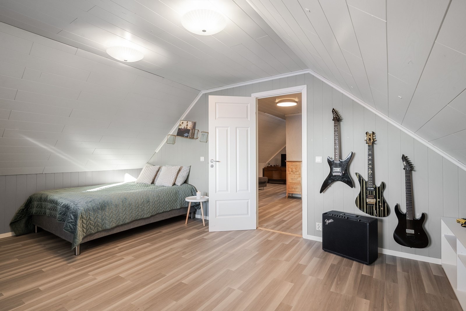 Loftsetasjen har i dag 3 rom som er innredet som soverom. Det gjøres oppmerksom på at disse rommene ikke er godkjent for varig opphold. Galleribilde