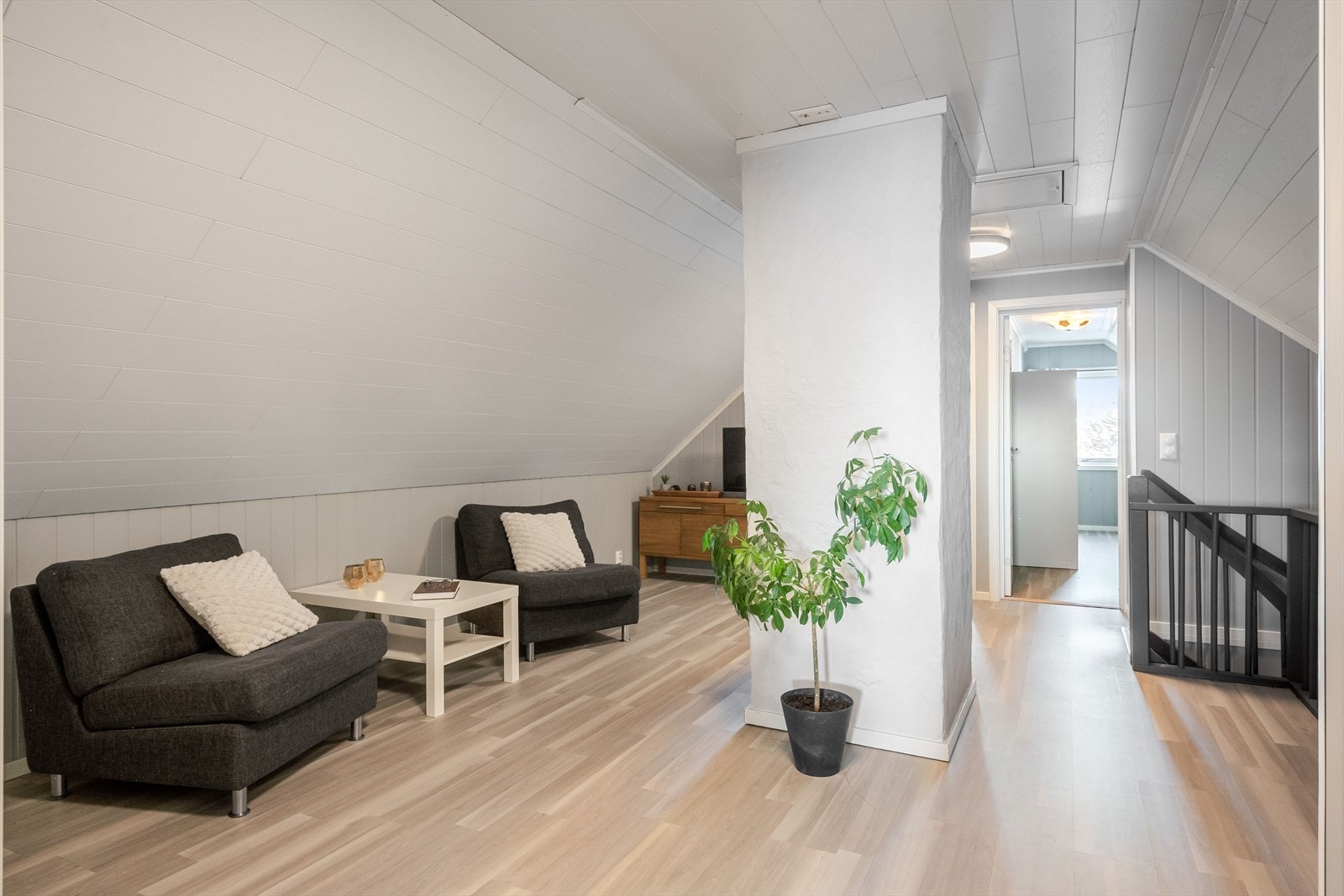 Koselig og lun loftstue. Det gjøres oppmerksom på at 2.etasje ikke er godkjent for varig opphold. Galleribilde