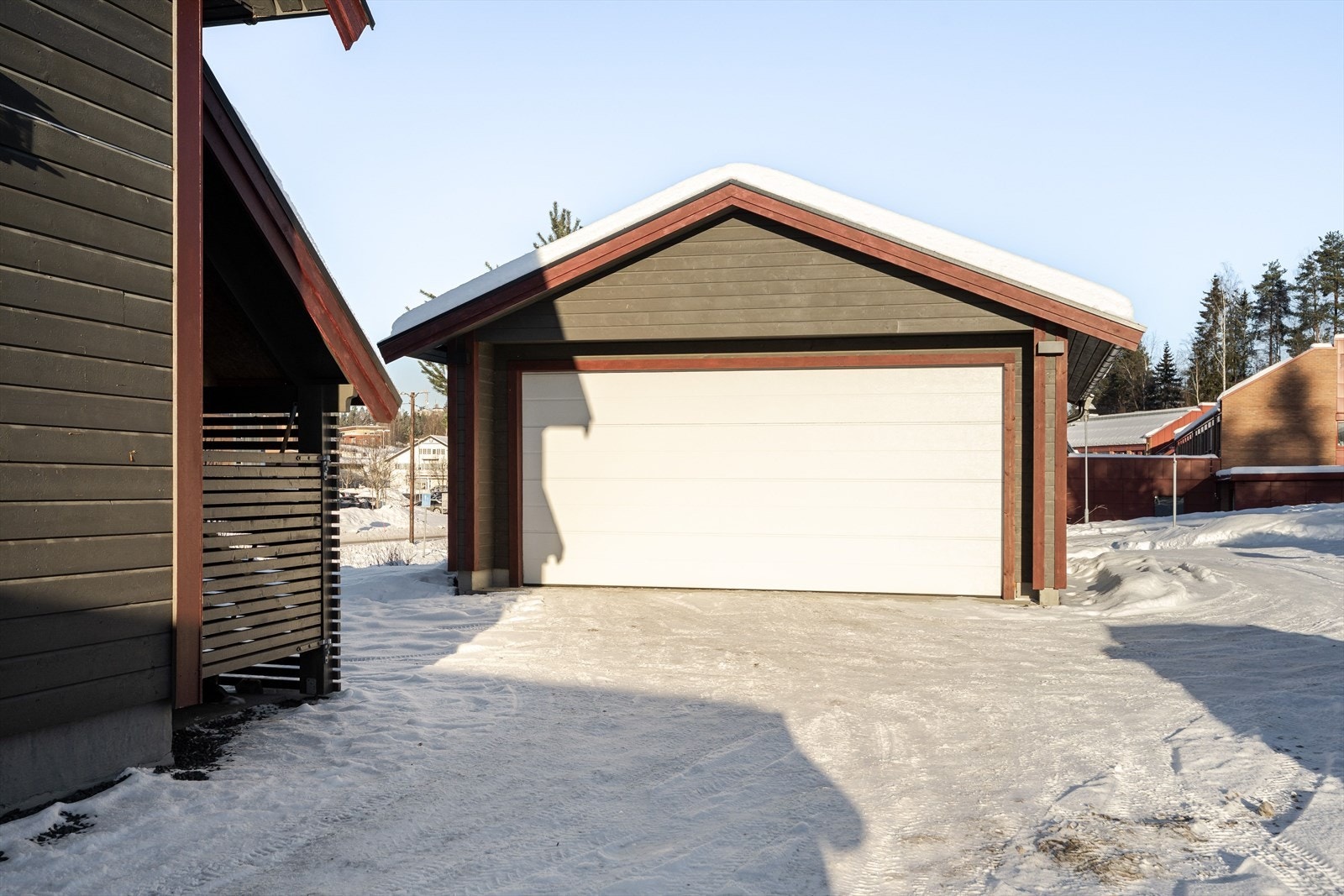 EIendommen er i tillegg bebygd med en dobbelgarasje på ca. 39 kvm. Galleribilde