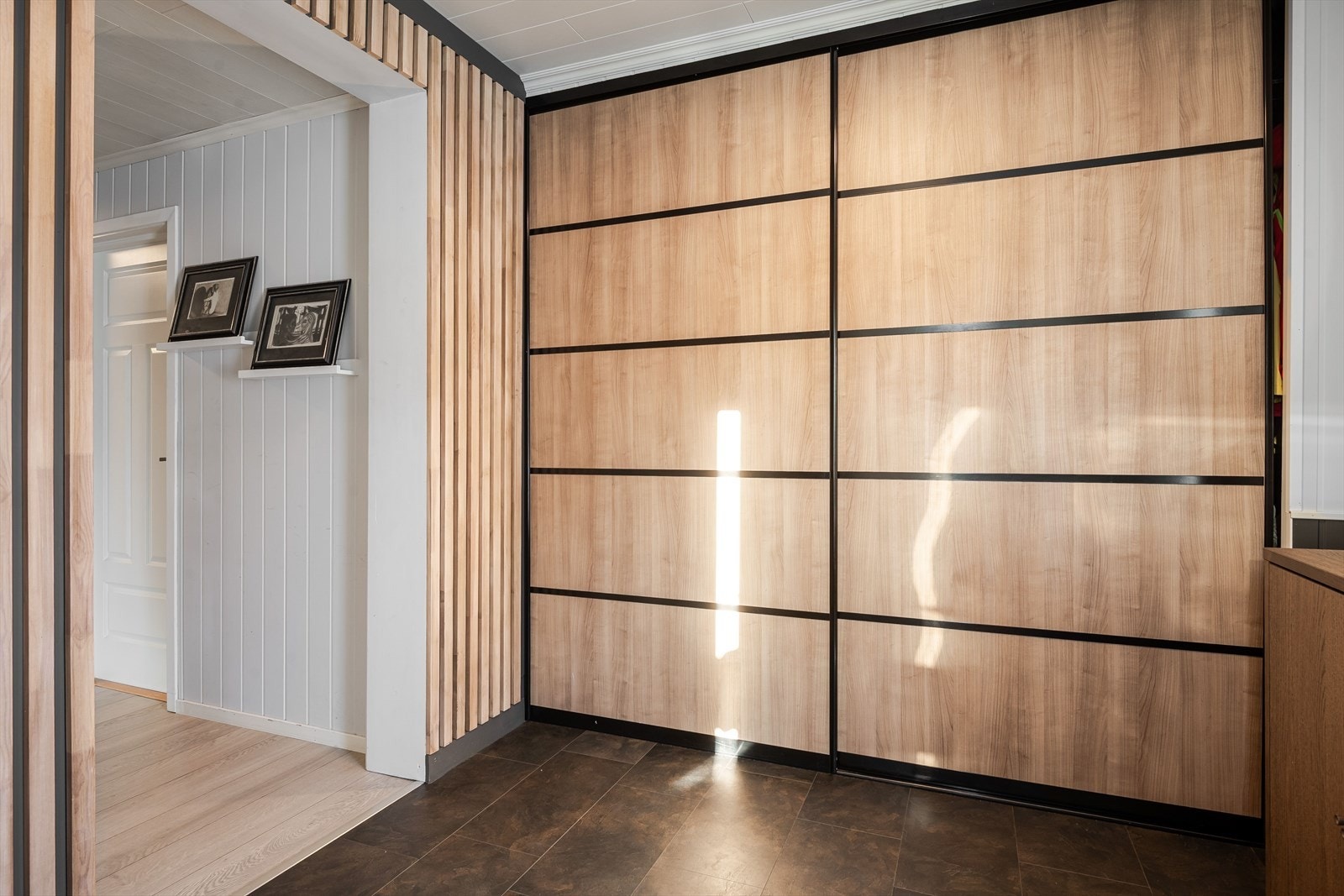 Gangen har en stor, integrert skyvedørsgarderobe. Galleribilde