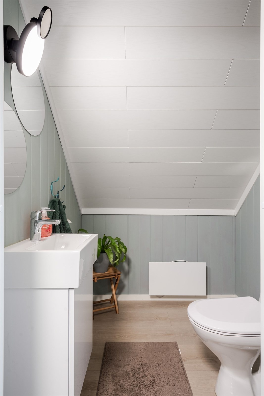 Separat toalettrom i loftsetasjen med servant på innredning og toalett. Galleribilde