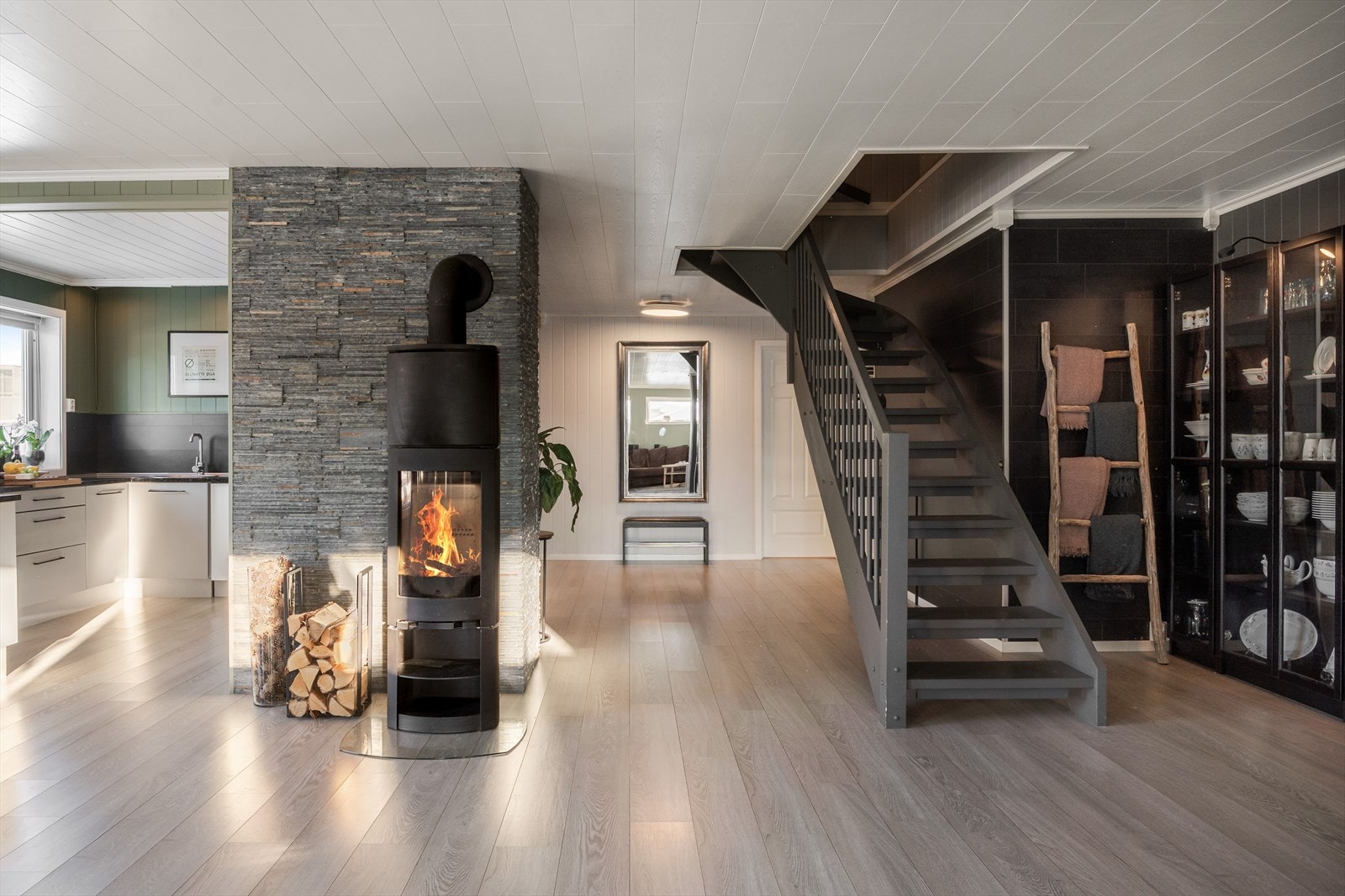 Boligen har et stort og sosialt oppholdsrom med en åpen stue og kjøkkenløsning. Galleribilde