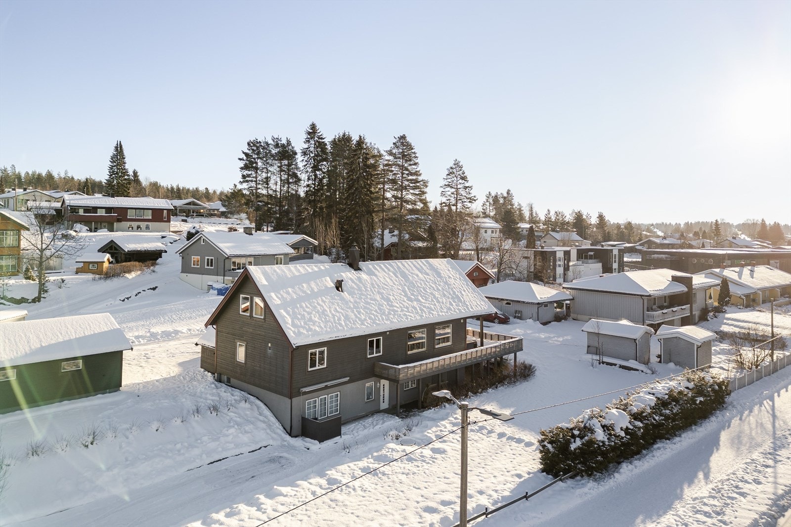 Boligen har en utleiedel med egen inngang i underetasjen med bla. stue, bad og et soverom. Galleribilde