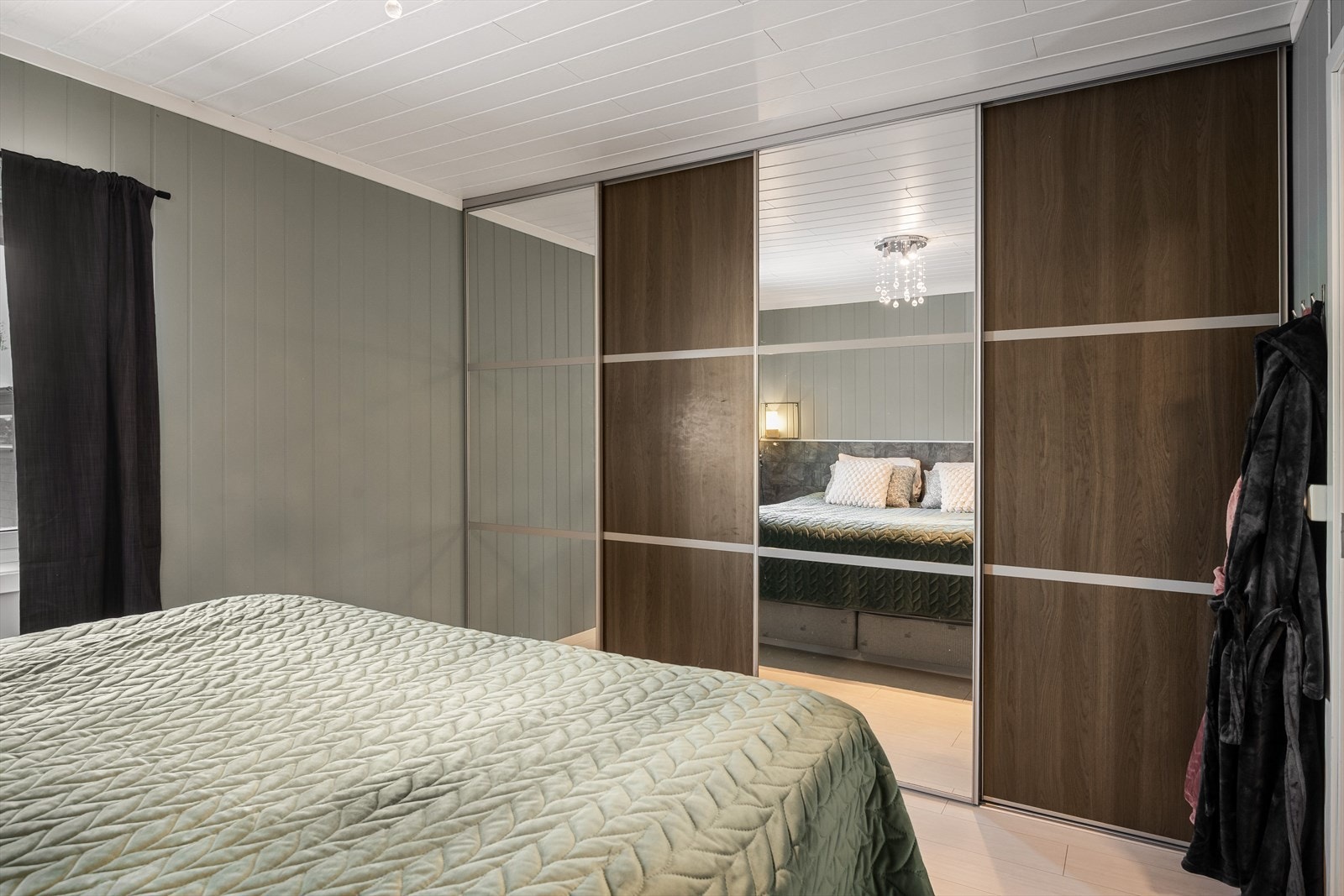 Hovedsoverommet i 1.etasje har i tillegg en stor og integrert skyvedørsgarderobe med speildører. Galleribilde