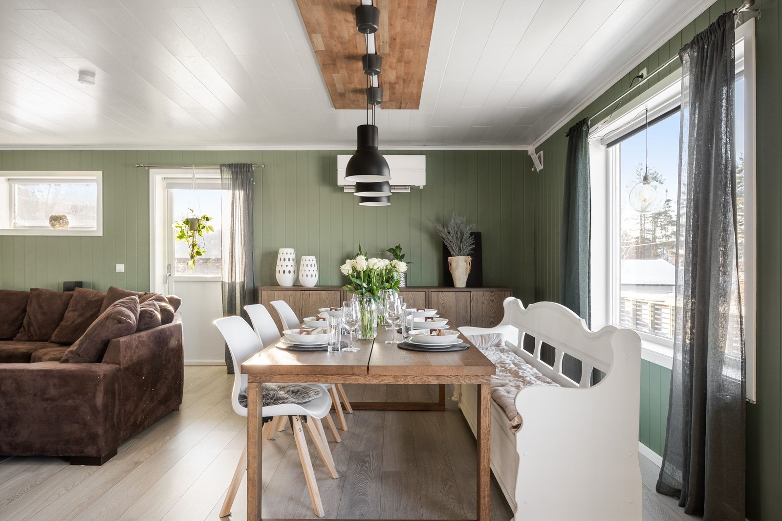 I stuen er det naturlig plass til et stort spisebord hvor man kan samle hele familien til mange gode måltider. Galleribilde