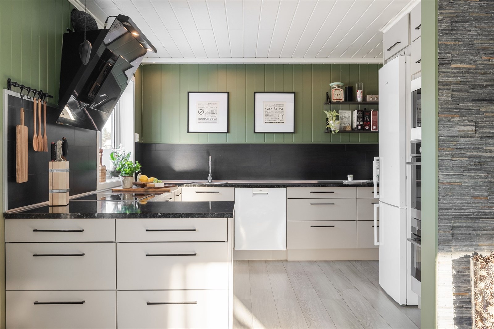 Delikat og lekkert Sigdal Harmoni kjøkken fra 2012 med integrerte hvitevarer. Galleribilde