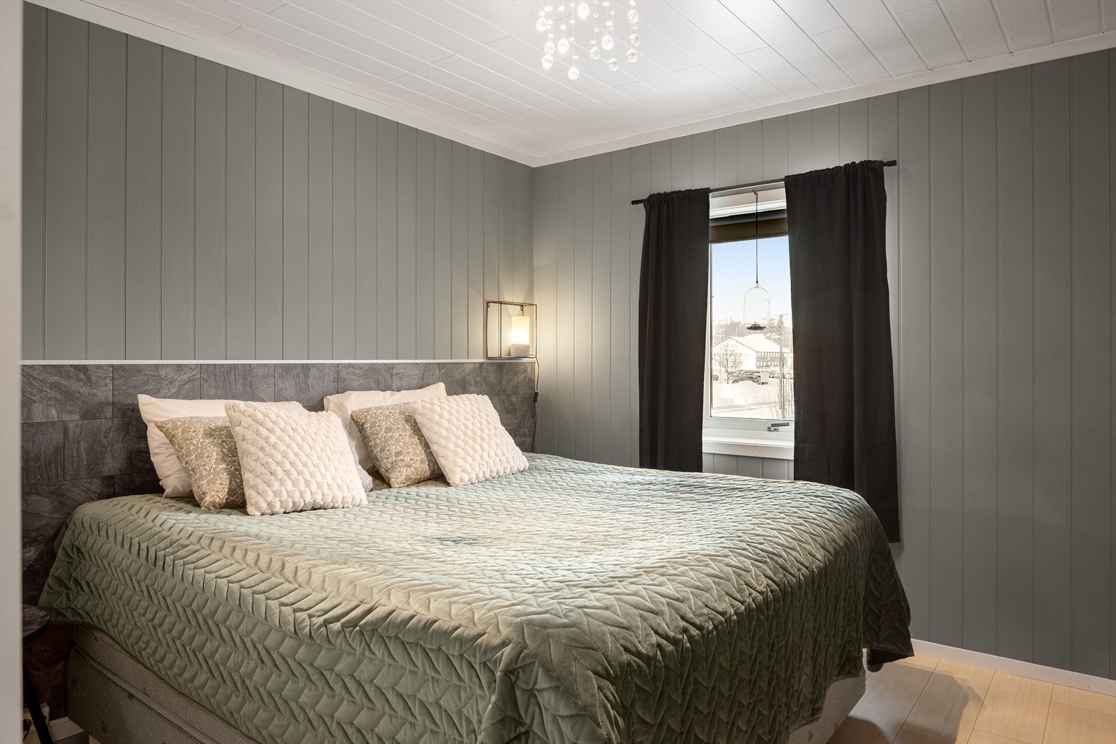 Boligen har et flott og delikat malt hovedsoverom i 1.etasje med god plass til dobbeltseng. Galleribilde