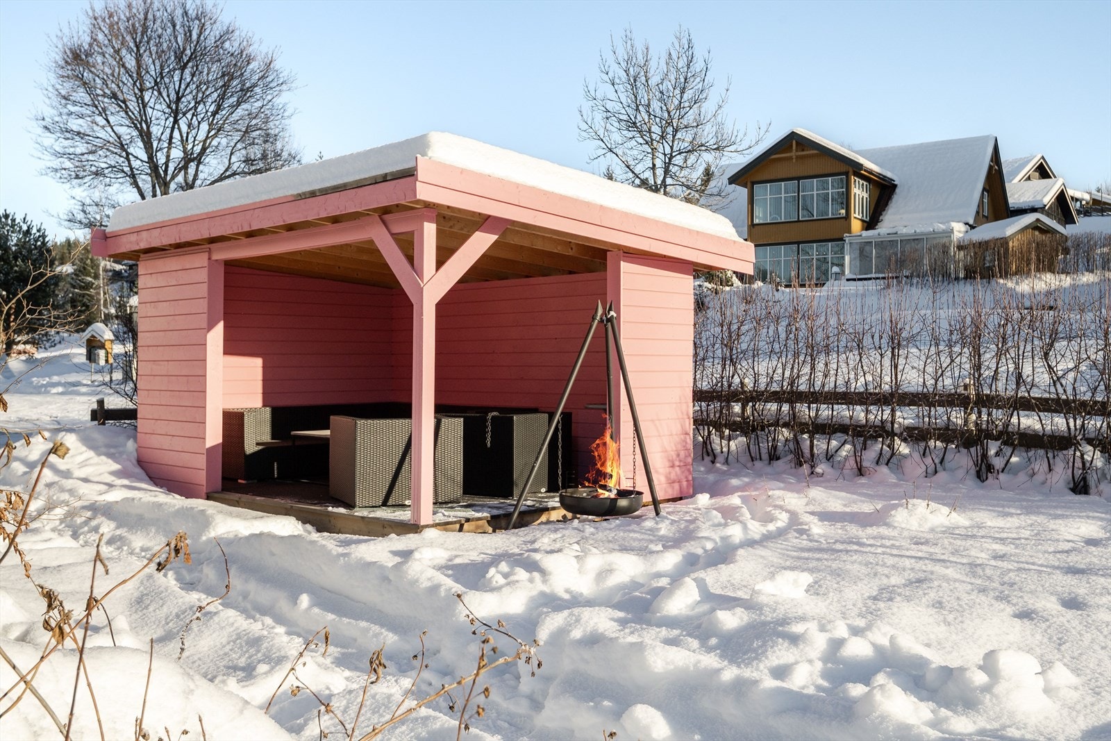 Koselig uteplass med overbygget platting og plass til sittegruppe. Galleribilde