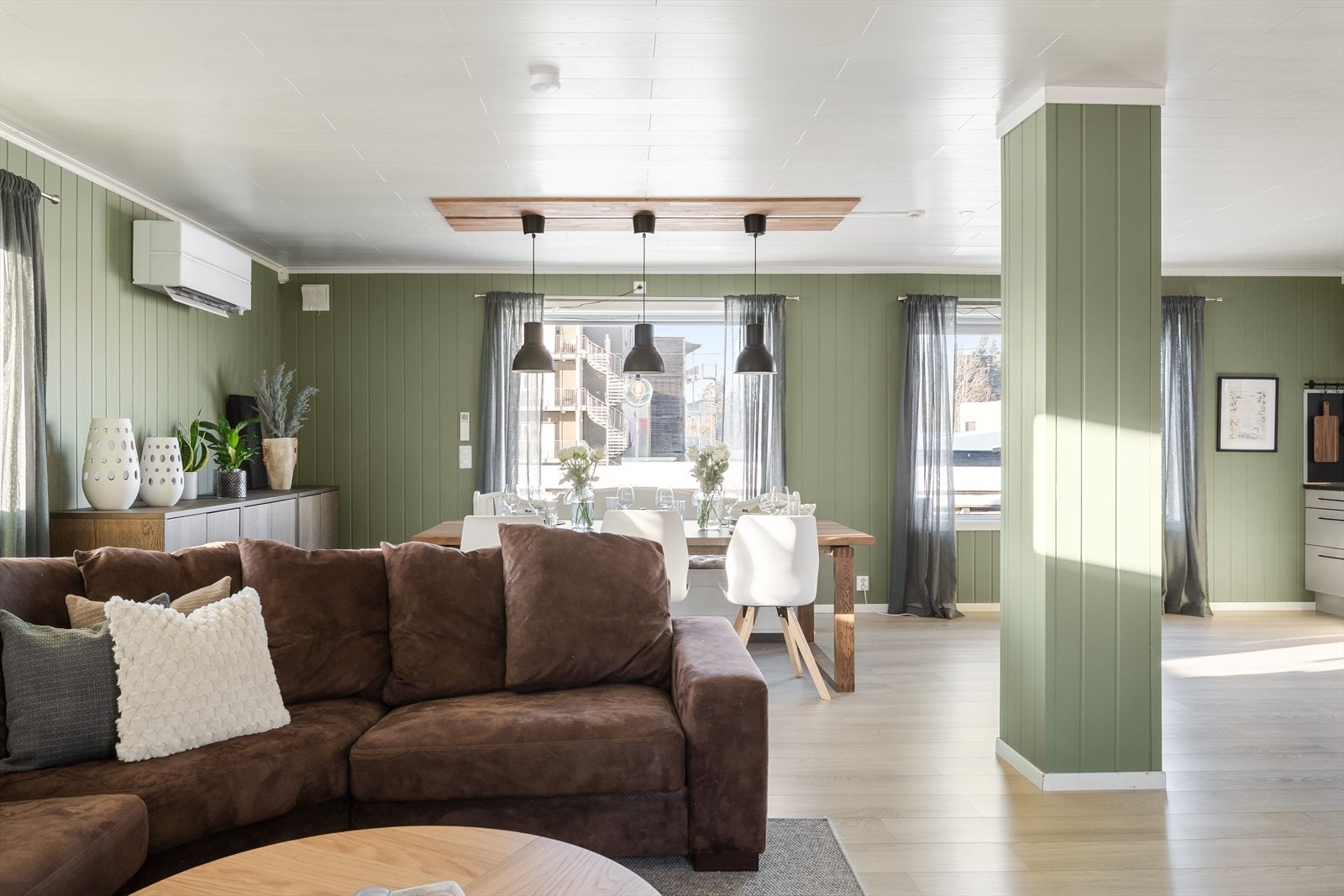 Stuen har mange store vinduer som sørger for naturlig lysinnslipp. Galleribilde