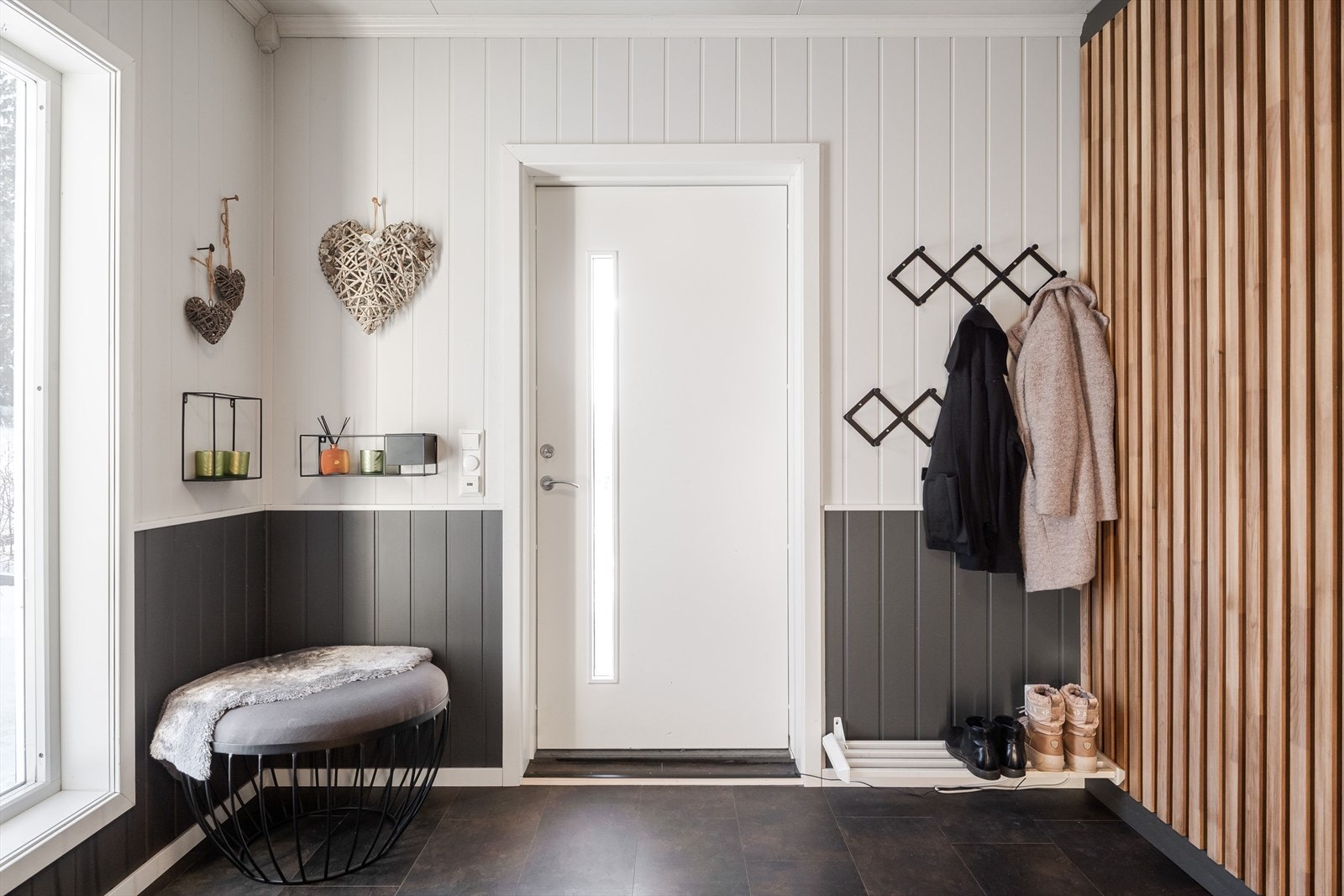 Vel inne i boligen møtes du av en romslig gang med god plass til oppbevaring av yttertøy. Galleribilde