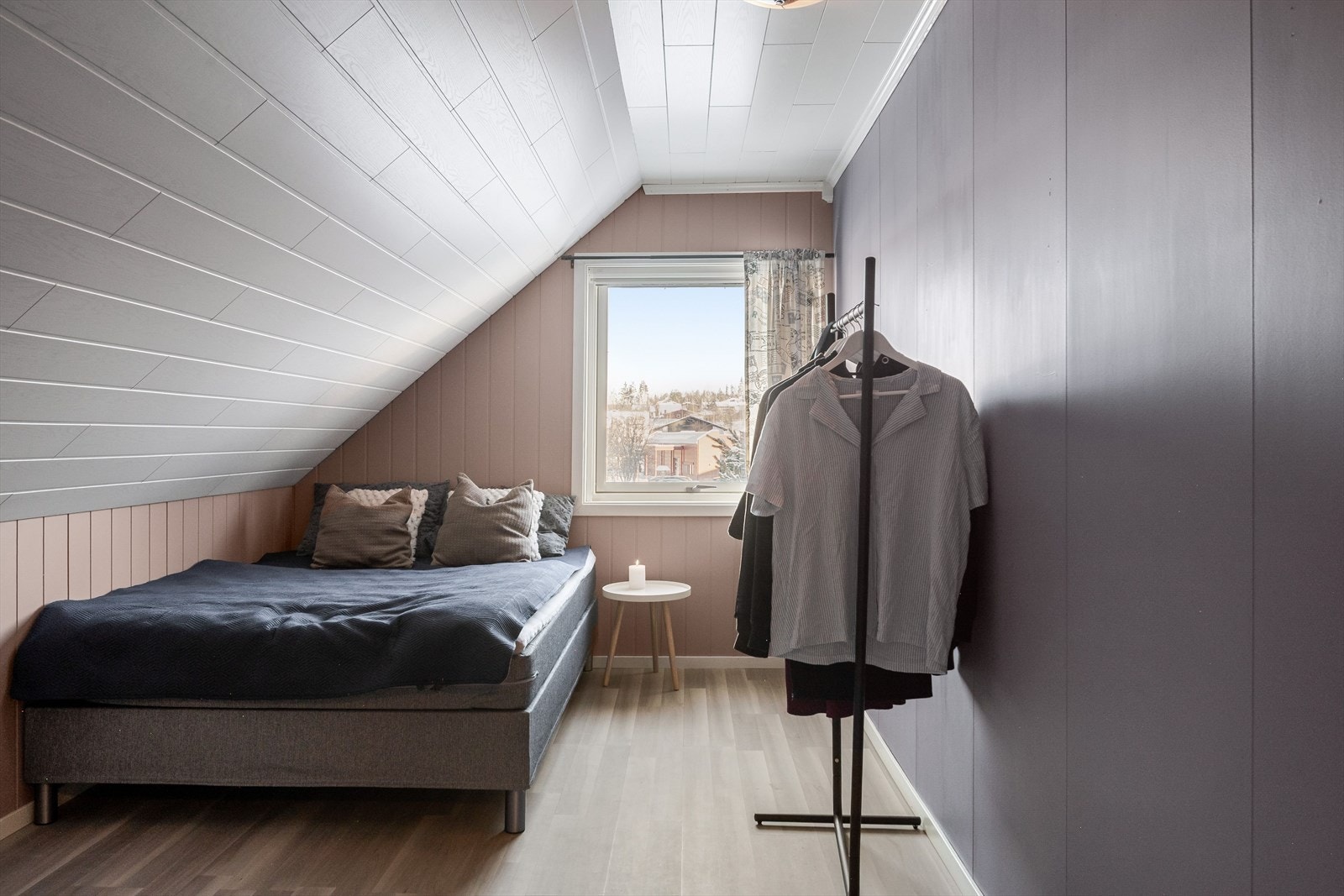 Rom i loftsetasjen innredet som soverom. Galleribilde