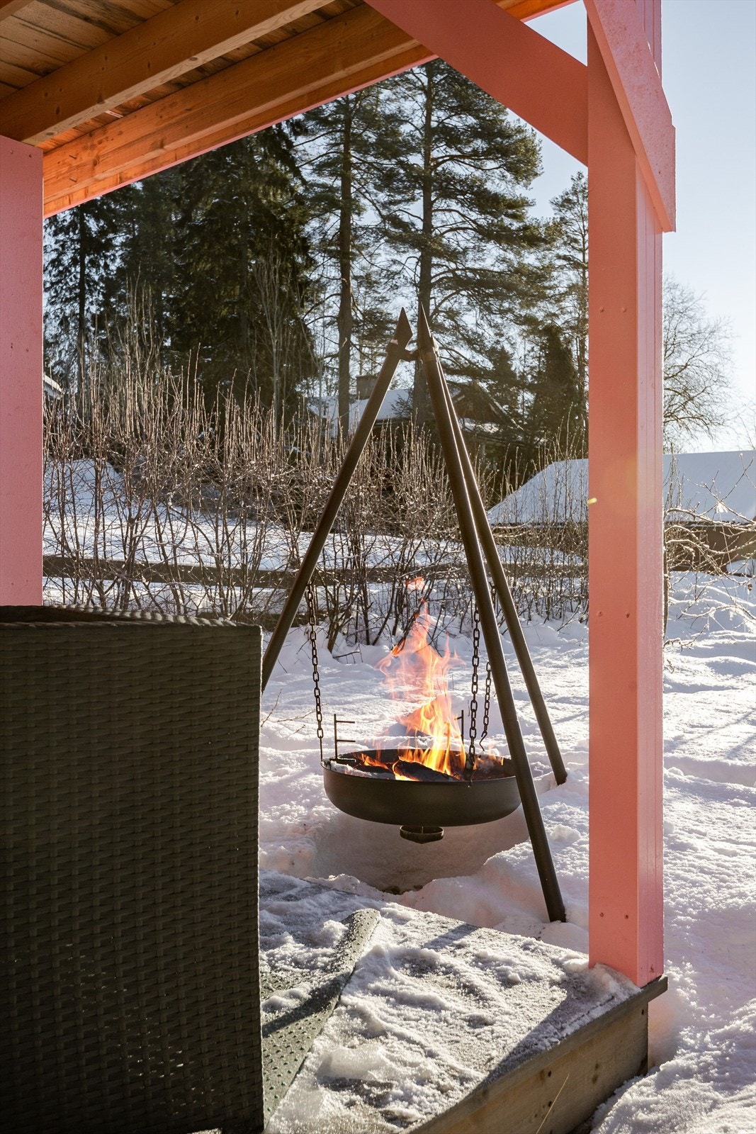 Eiendommen har en stor tomt på ca. 1 211,60 kvm som er pent opparbeidet med plen og diverse beplantning. Galleribilde