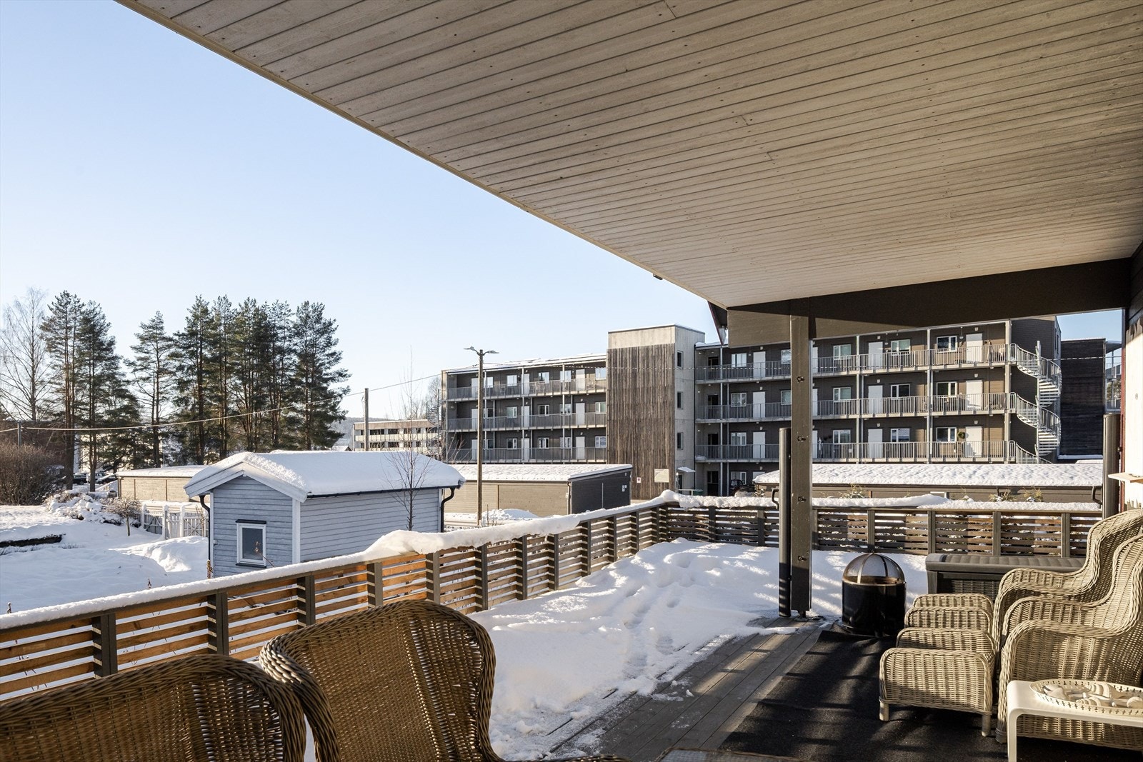 Fra stuen er det utgang til en dels overbygget og solrik terrasse. Galleribilde