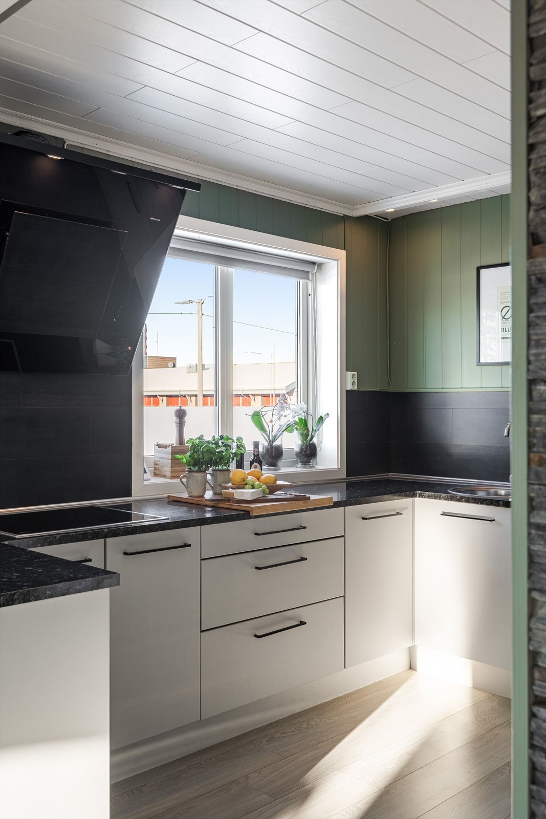 Kjøkkenet har godt med skap- og benkeplass. Galleribilde