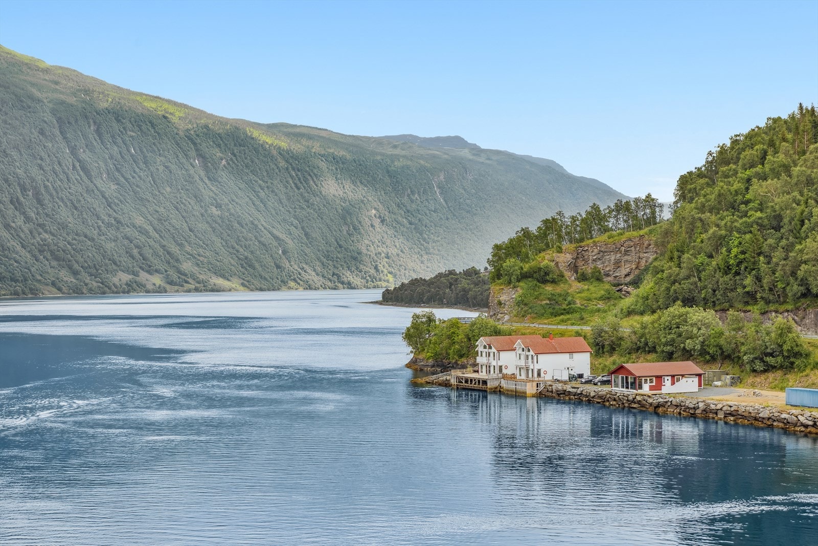 Her får man nydelig panoramautsikt mot sjøen og Årstein kirke. Kystkulturveien 849 ligger som en av to sjøhus side ved side. Sjøhuset til venstre er eiendommen som selges. Denne består av to selvstendige seksjoner som selges samlet eller hver for seg. Galleribilde