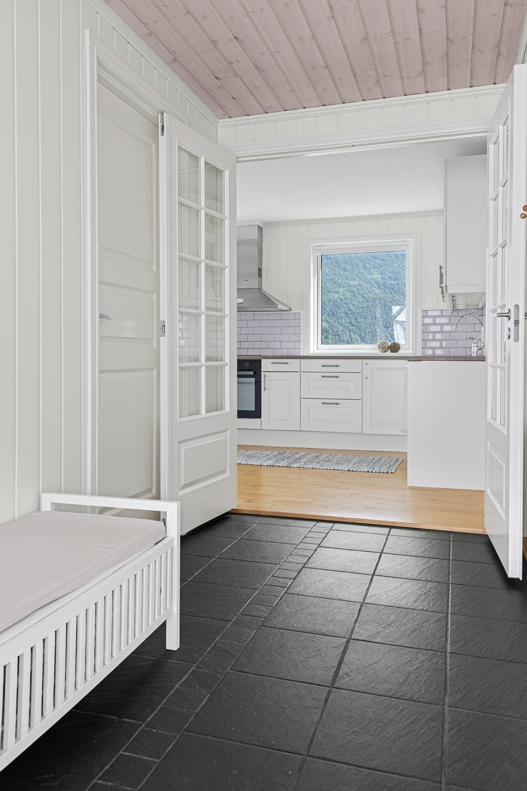 Fra hoveddelen av boligen kommer man inn i en lys og innbydende flislagt gang. Herfra ligger soverommene lett tilgjengelig, praktisk samlet i tilknytning til inngangspartiet. Galleribilde