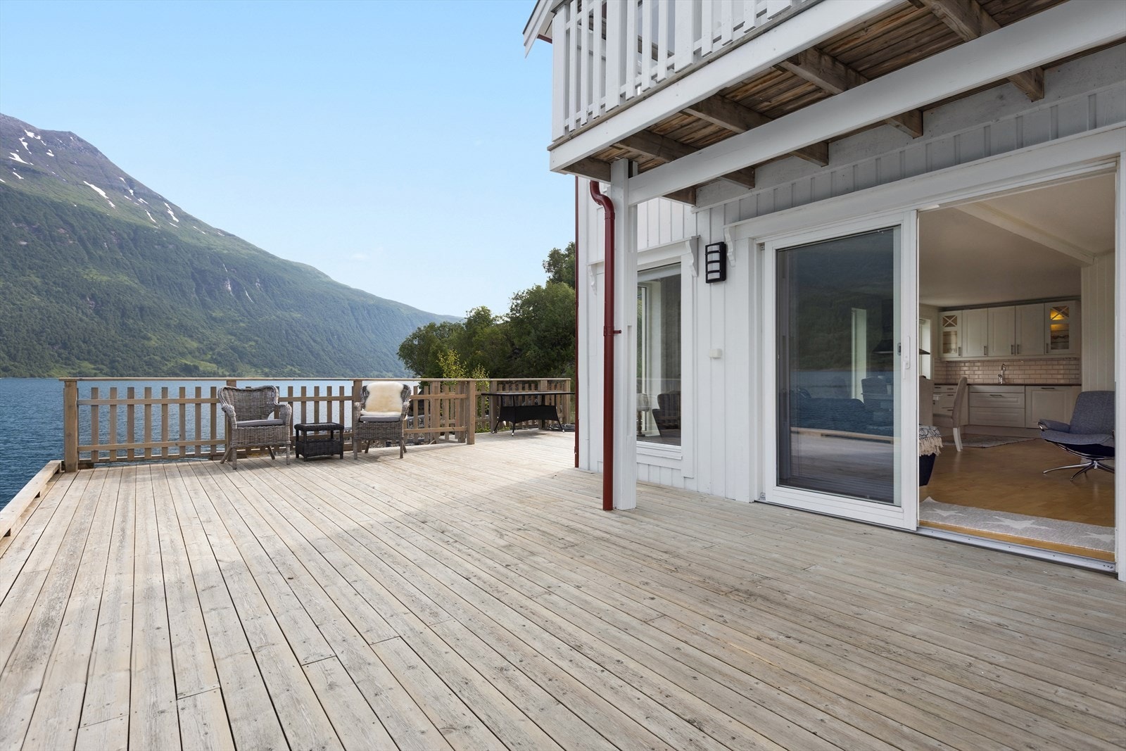 Fra stuen har man direkte adkomst til boligens romslige terrasse, hvor det er rikelig plass til ulike utemøbler. Her kan man enkelt følge solens gang gjennom dagen og skape flere hyggelige soner ute. Galleribilde