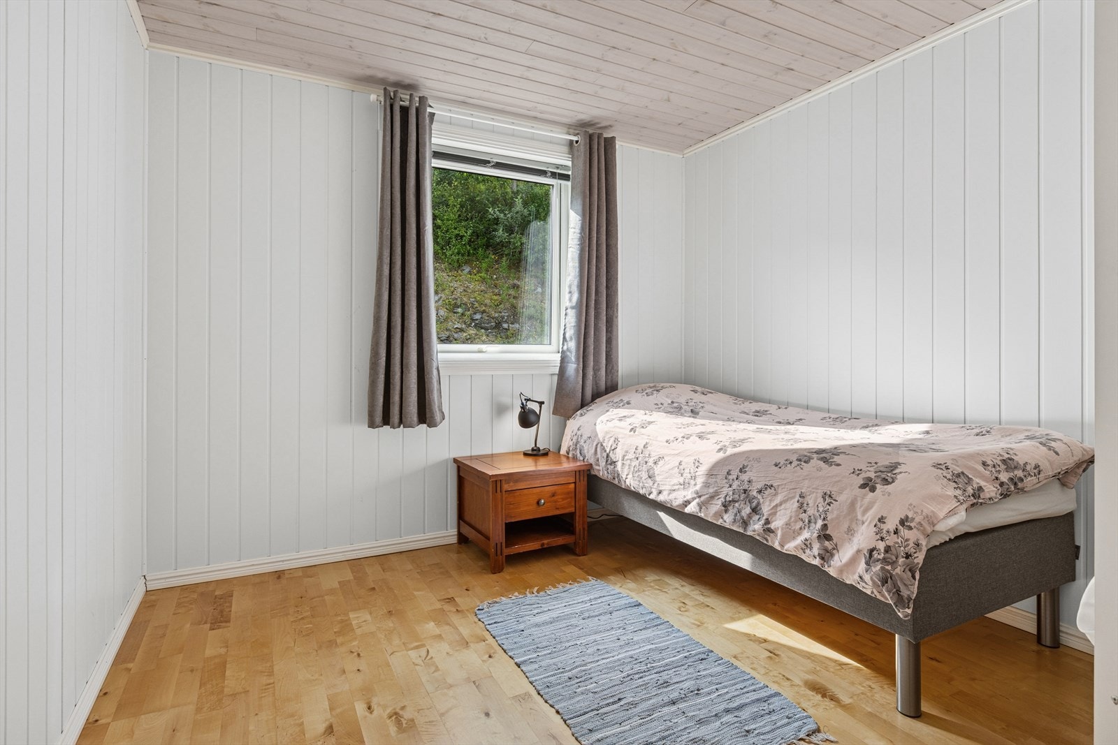 Rommene har plass til både dobbeltseng og garderobeløsning. Galleribilde