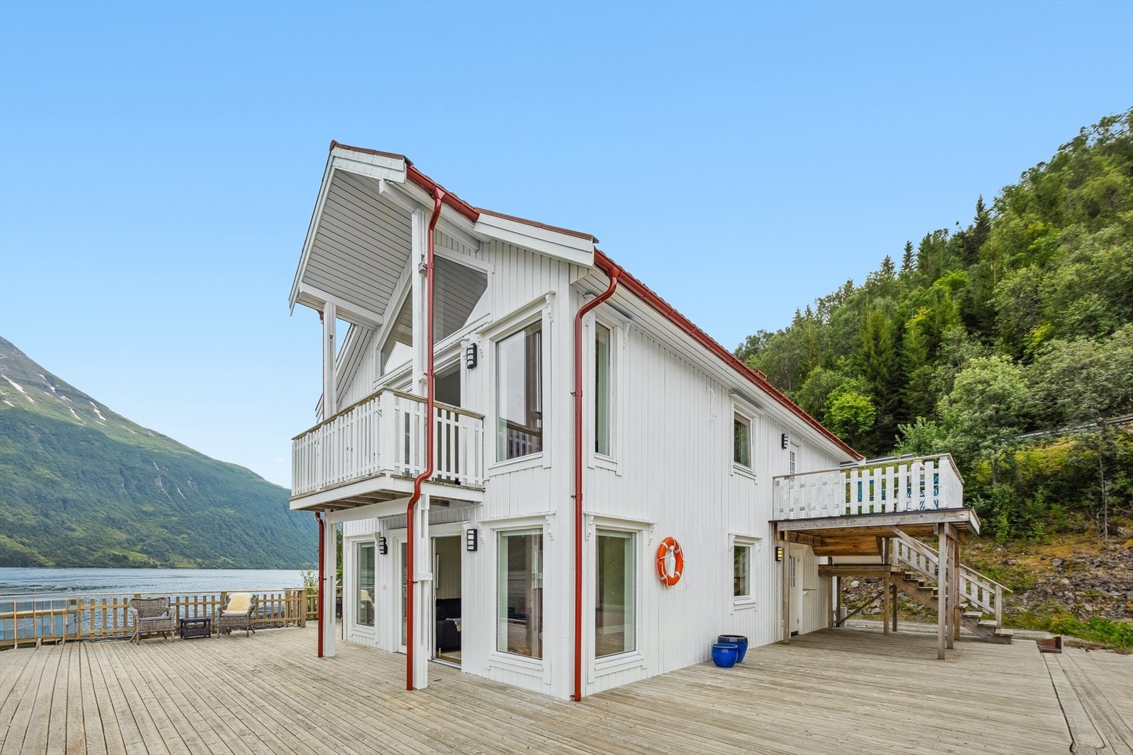 Boligens fasade har et tydelig nautisk preg, med rene linjer og detaljer som gir assosiasjoner til kystmiljø og maritim arkitektur. Galleribilde