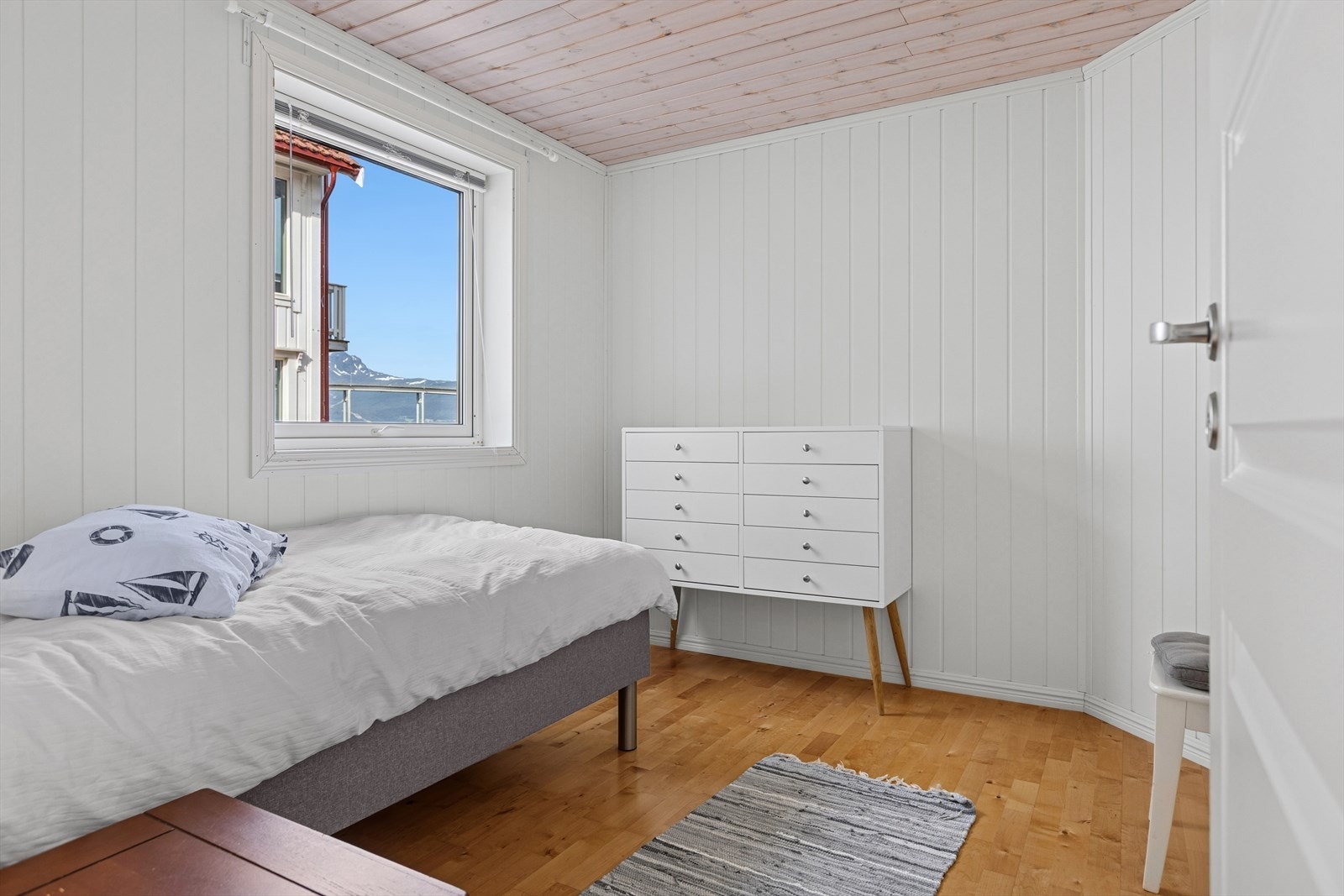 Begge rommene har parkett på gulv og lyse fine plater på veggene. Galleribilde