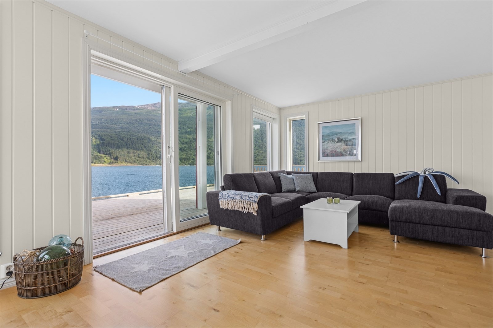 De store vindusflatene slipper inn rikelig med naturlig lys og gir en nydelig utsikt som bringer naturen helt inn i stuen. Galleribilde