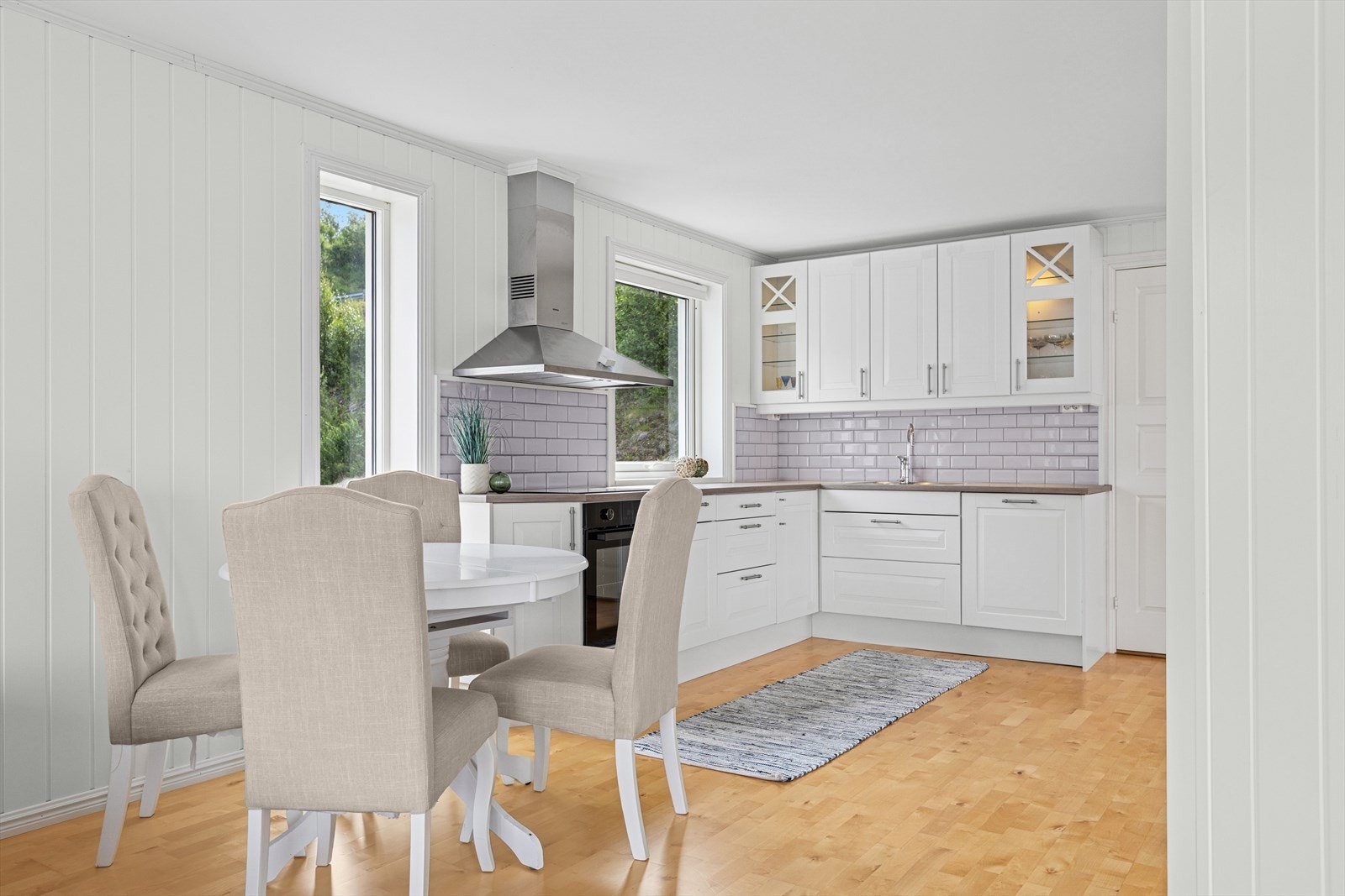 Trivelig hjørnekjøkken med lyse, profilerte fronter. Galleribilde