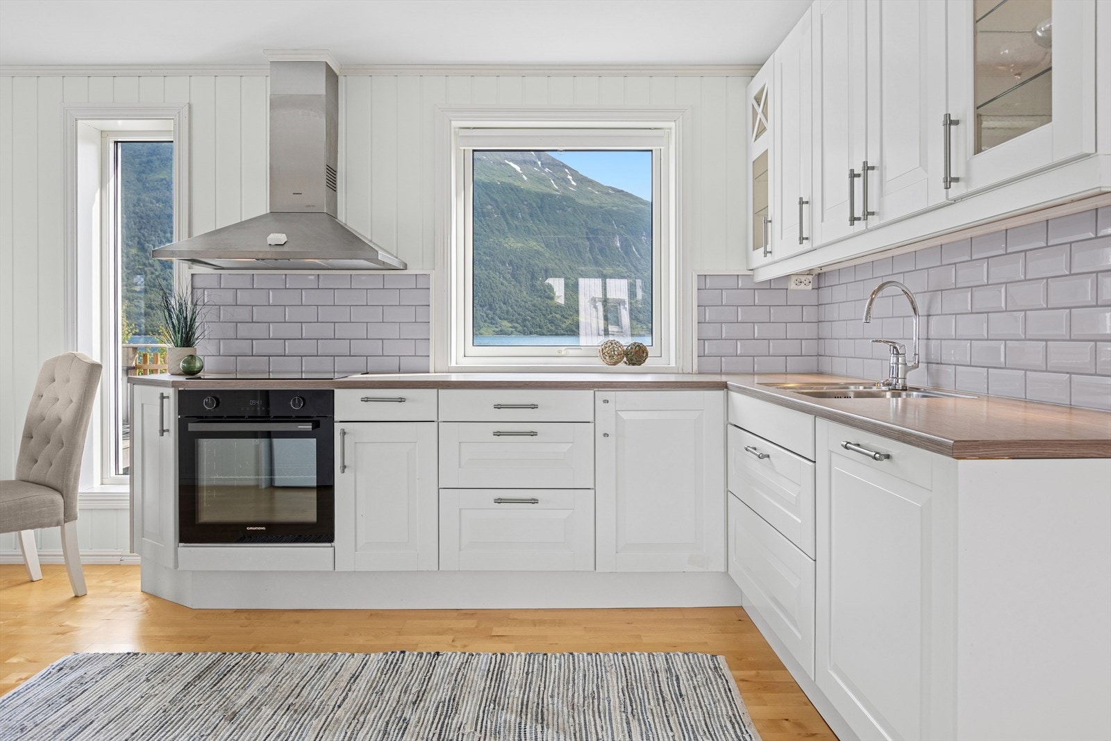 Kjøkkenet er utstyrt med hvitevarer som oppvaskmaskin, platetopp og stekeovn. Disse medfølger handelen. Galleribilde