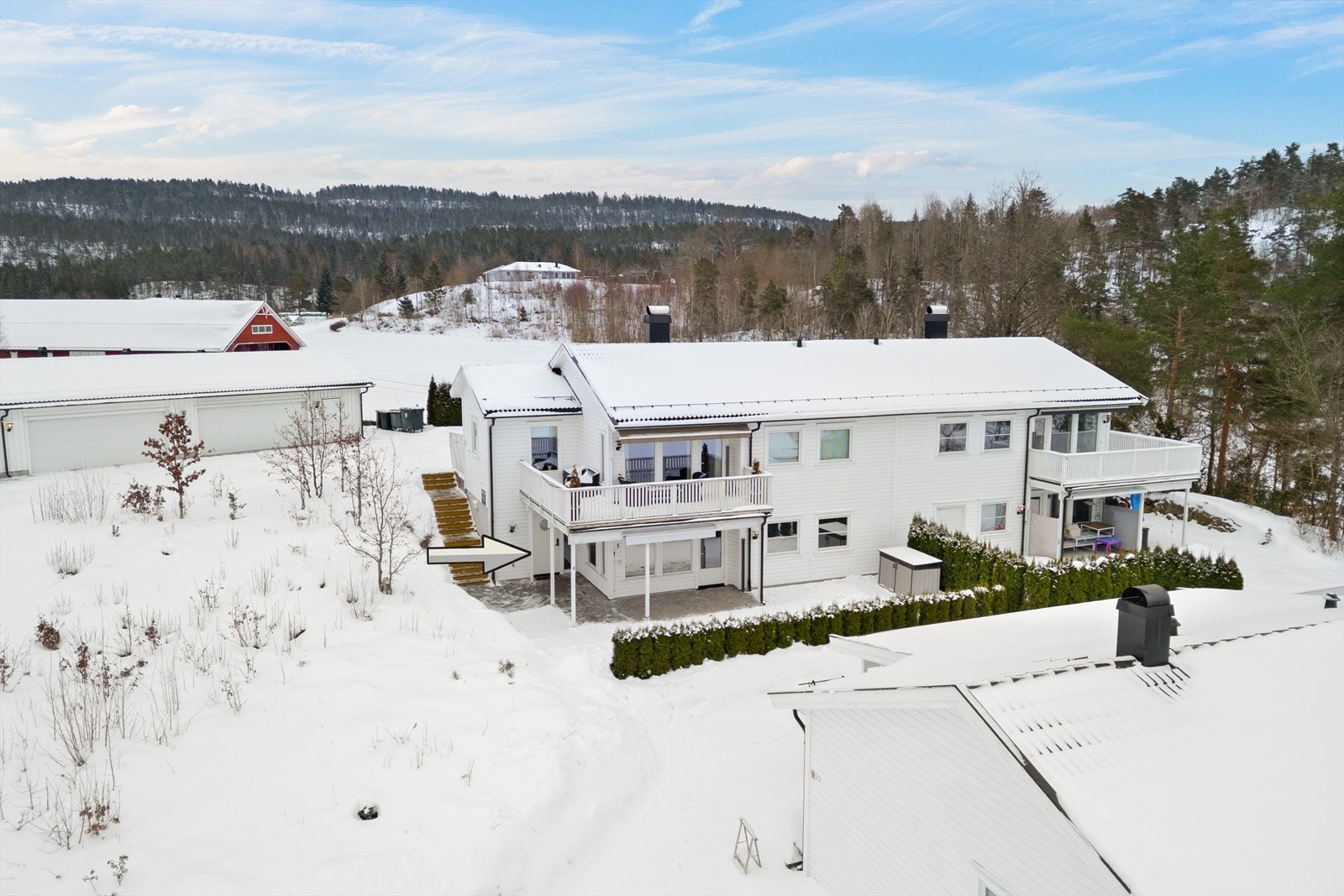 Boligen har en sydvestvendt terrasse og privat hage med svært gode solforhold og flott utsikt. Galleribilde