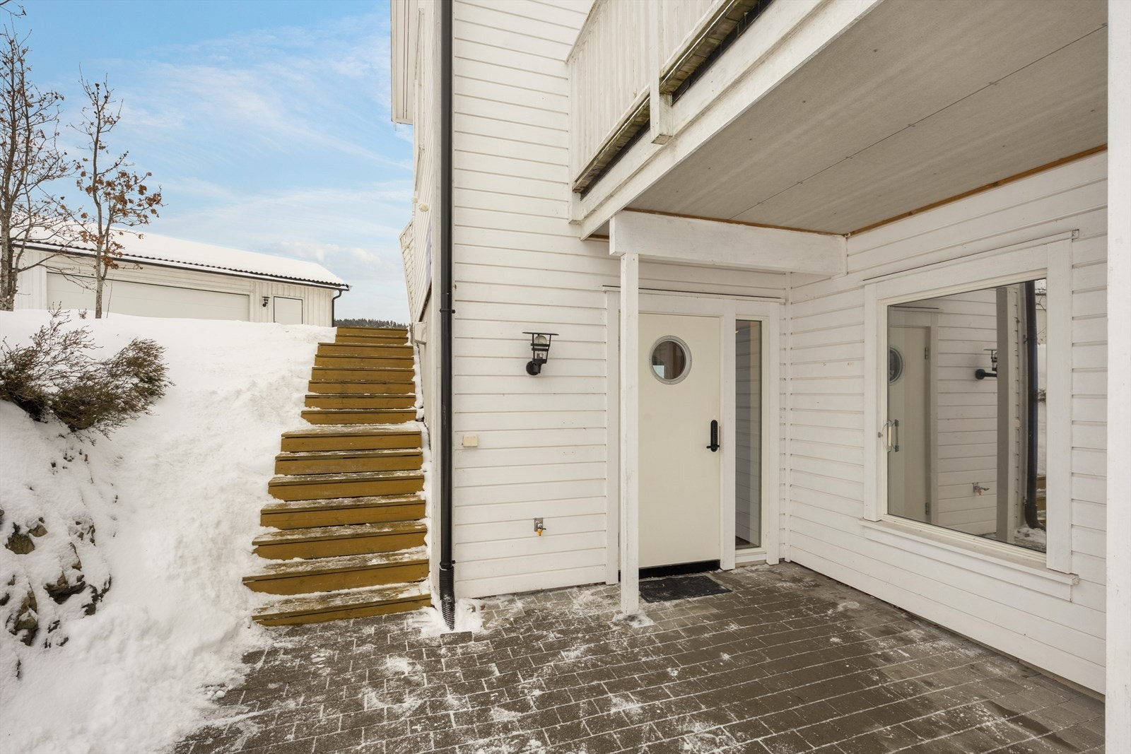 Hyggelig, overbygget inngangsparti ønsker velkommen. Galleribilde