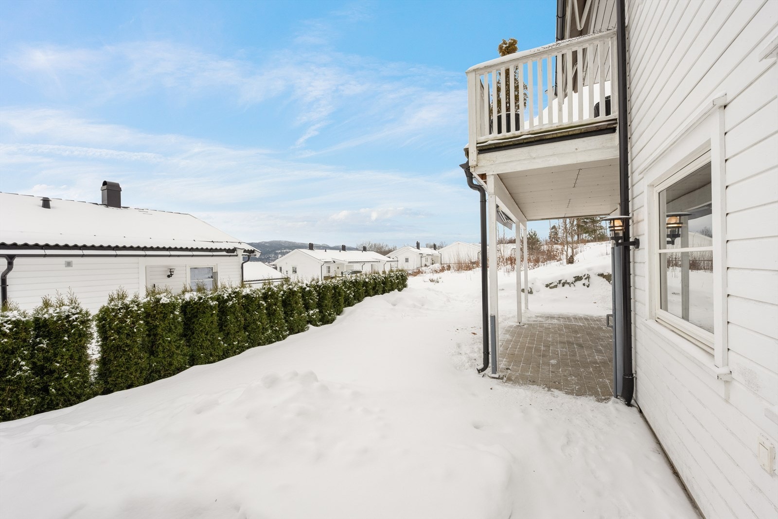 Hver bolig har opparbeidet sin naturlige del rundt sin bolig. Her er det opparbeidet med fin terrasse og plenareale med hekk mot nabo. Galleribilde