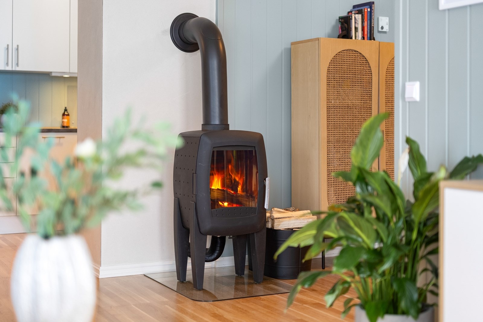Praktisk og stemningsskapende peisovn i stuen. Galleribilde