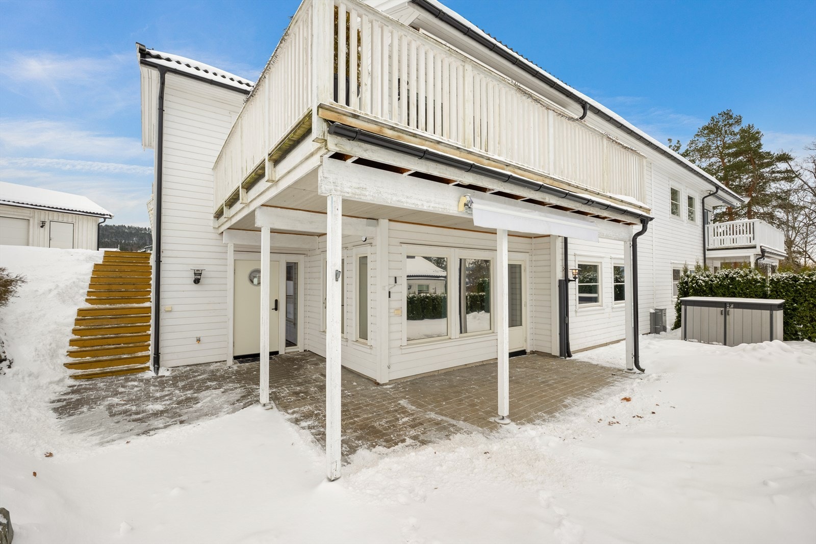 Tomten er felles for sameiet, men hver bolig har opparbeidet sin naturlige del rundt sin bolig. Her er det opparbeidet med fin terrasse og plenareale med hekk mot nabo. Galleribilde