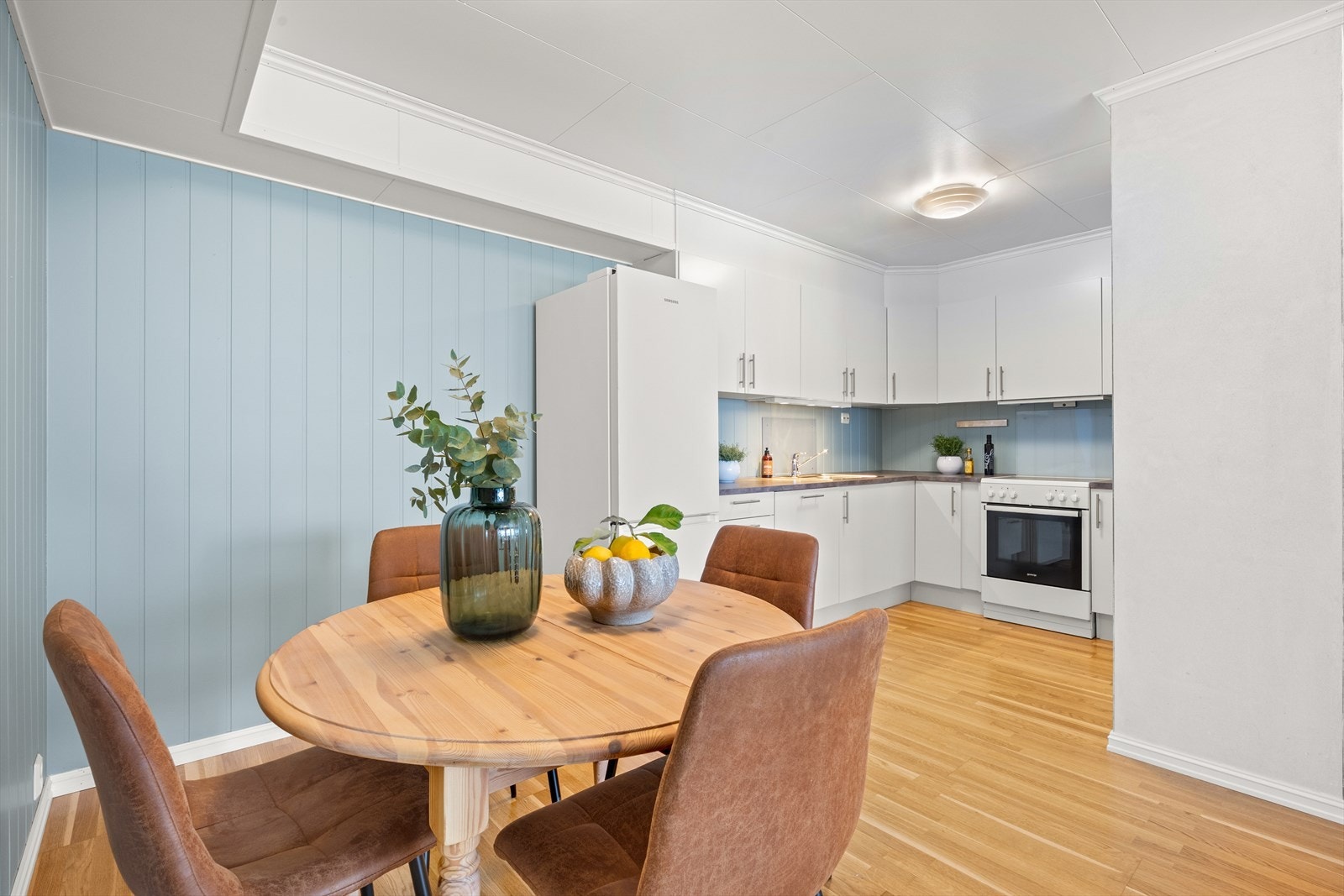 Kjøkkenet med spiseplass. Galleribilde